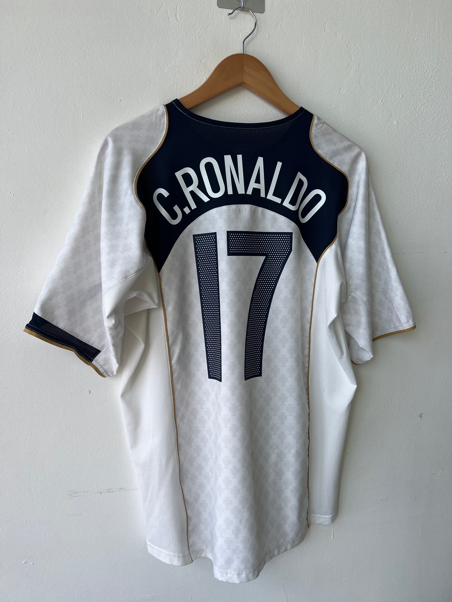 (L) Portugal 2004-06 Away Shirt C. Ronaldo #17
