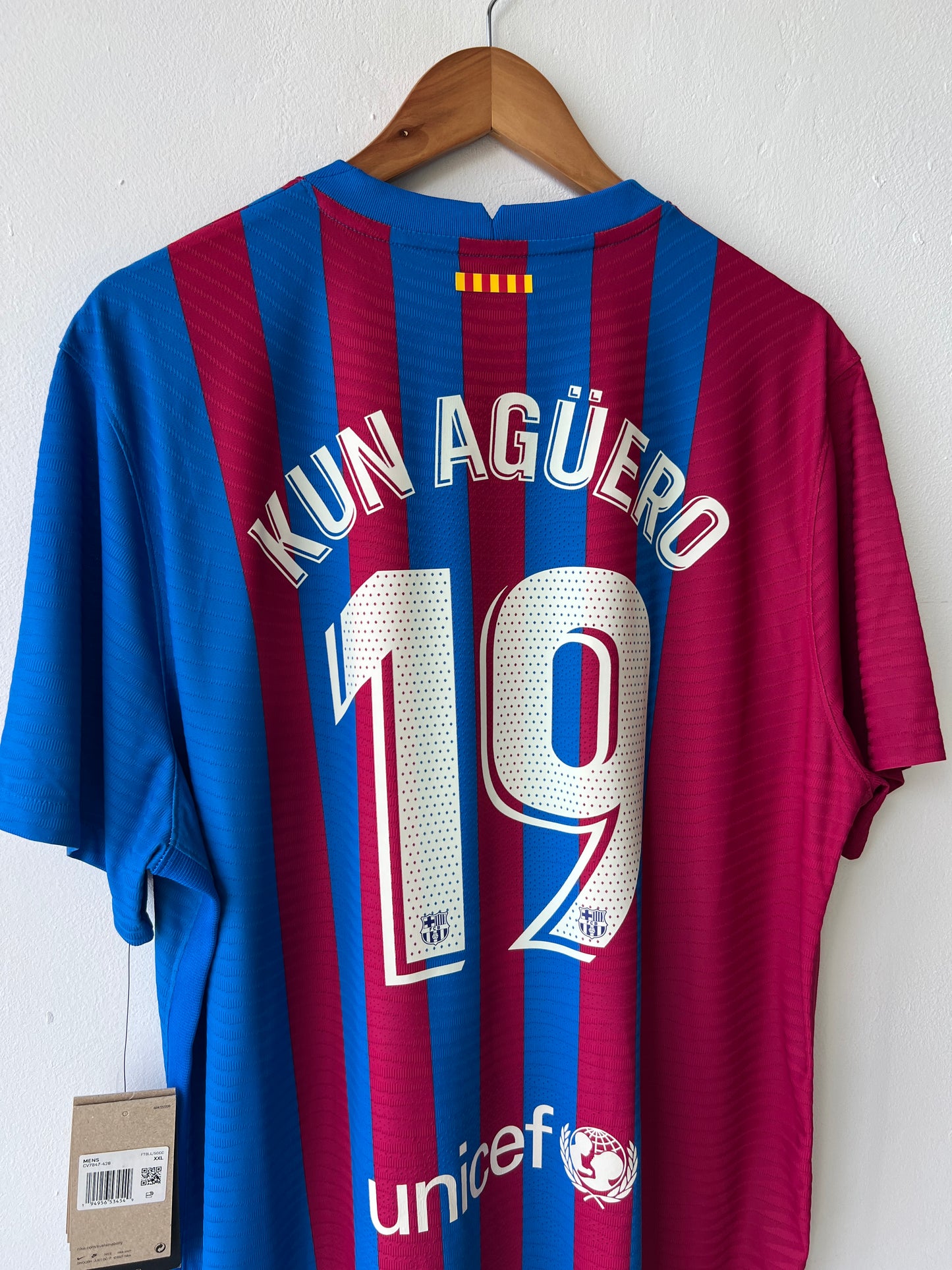 (XXL fits XL) Barcelona 2021-22 Home Player Issue Shirt Kun Aguero #19 (NEW)