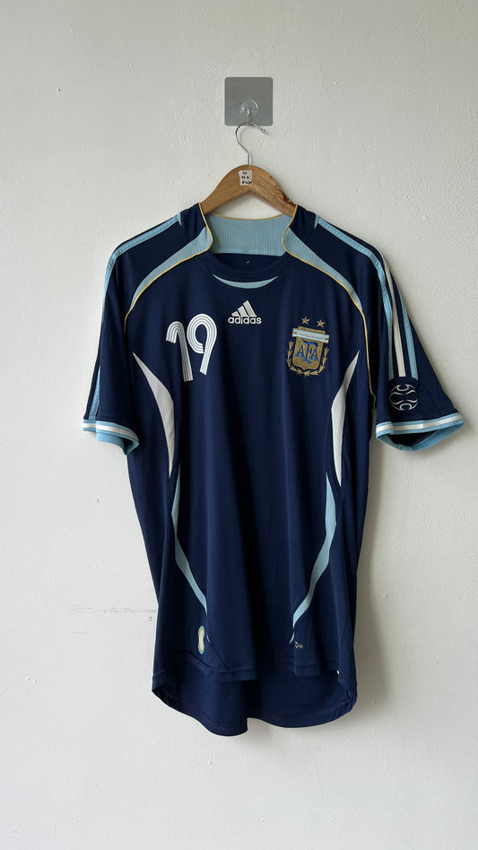 Argentina 2006-08 Away Shirt Messi #19 (L/XL)