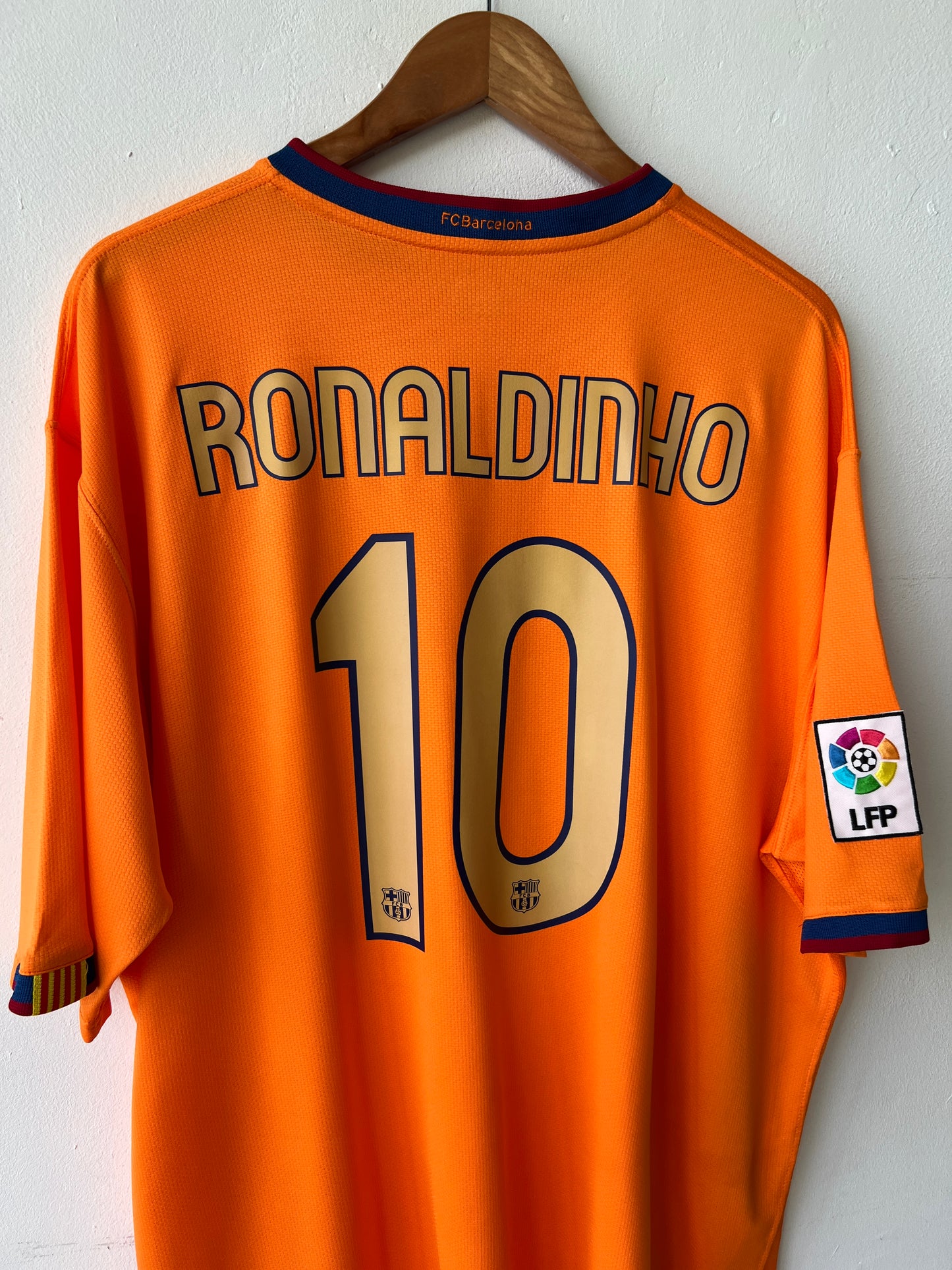 (XXL) Barcelona 2006-08 Away Shirt Ronaldinho #10
