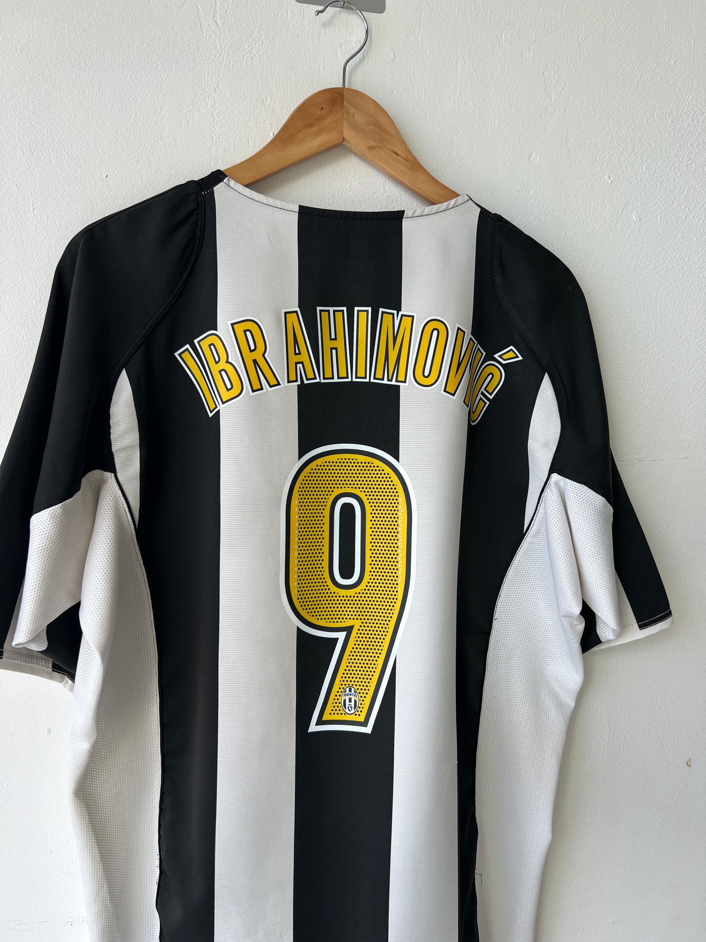 Juventus 2004-05 Home Shirt Ibrahimovic #9 (XL)