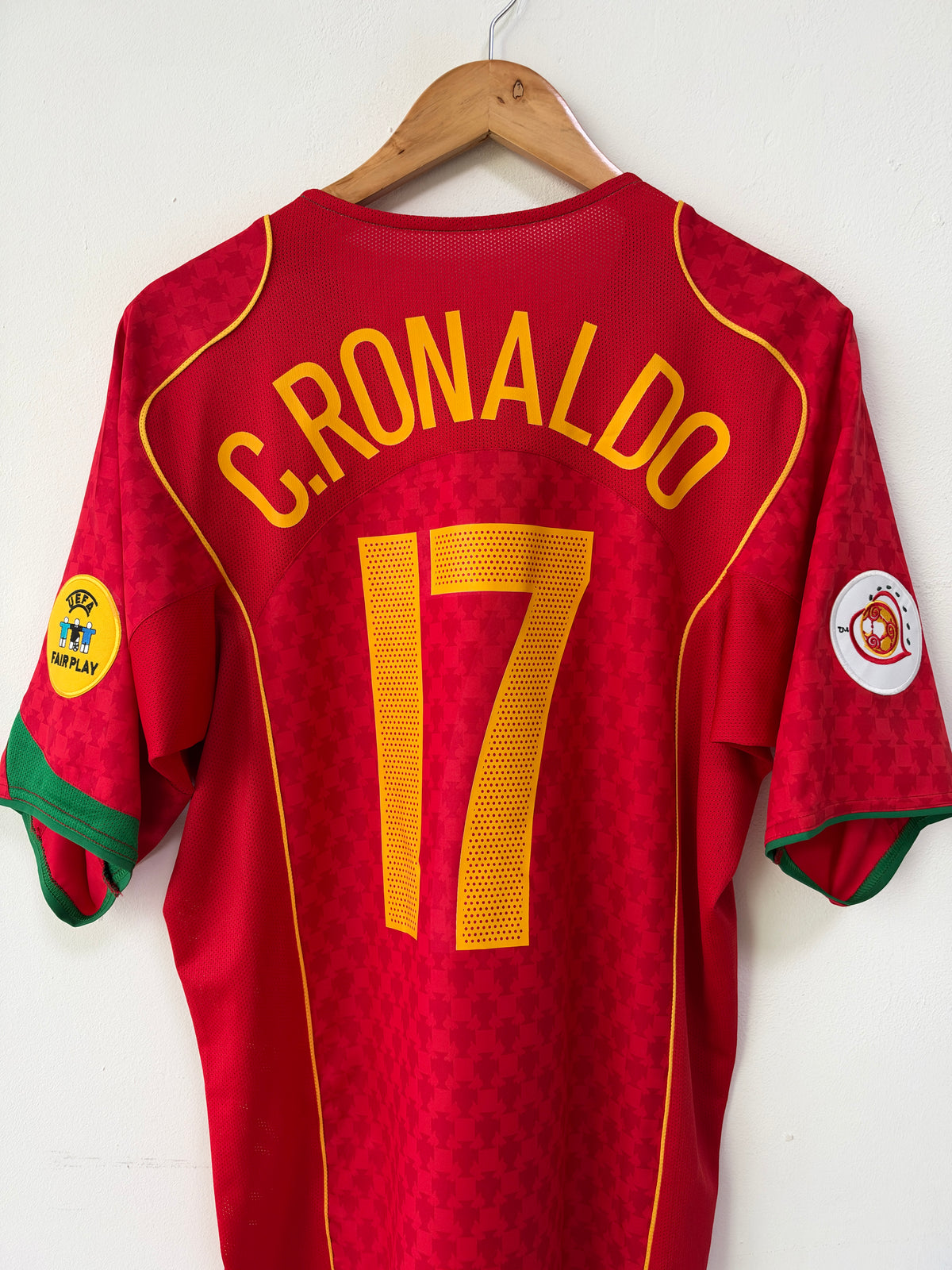 (L) Portugal 2004-06 Home Shirt C. Ronaldo #17 (MDT)