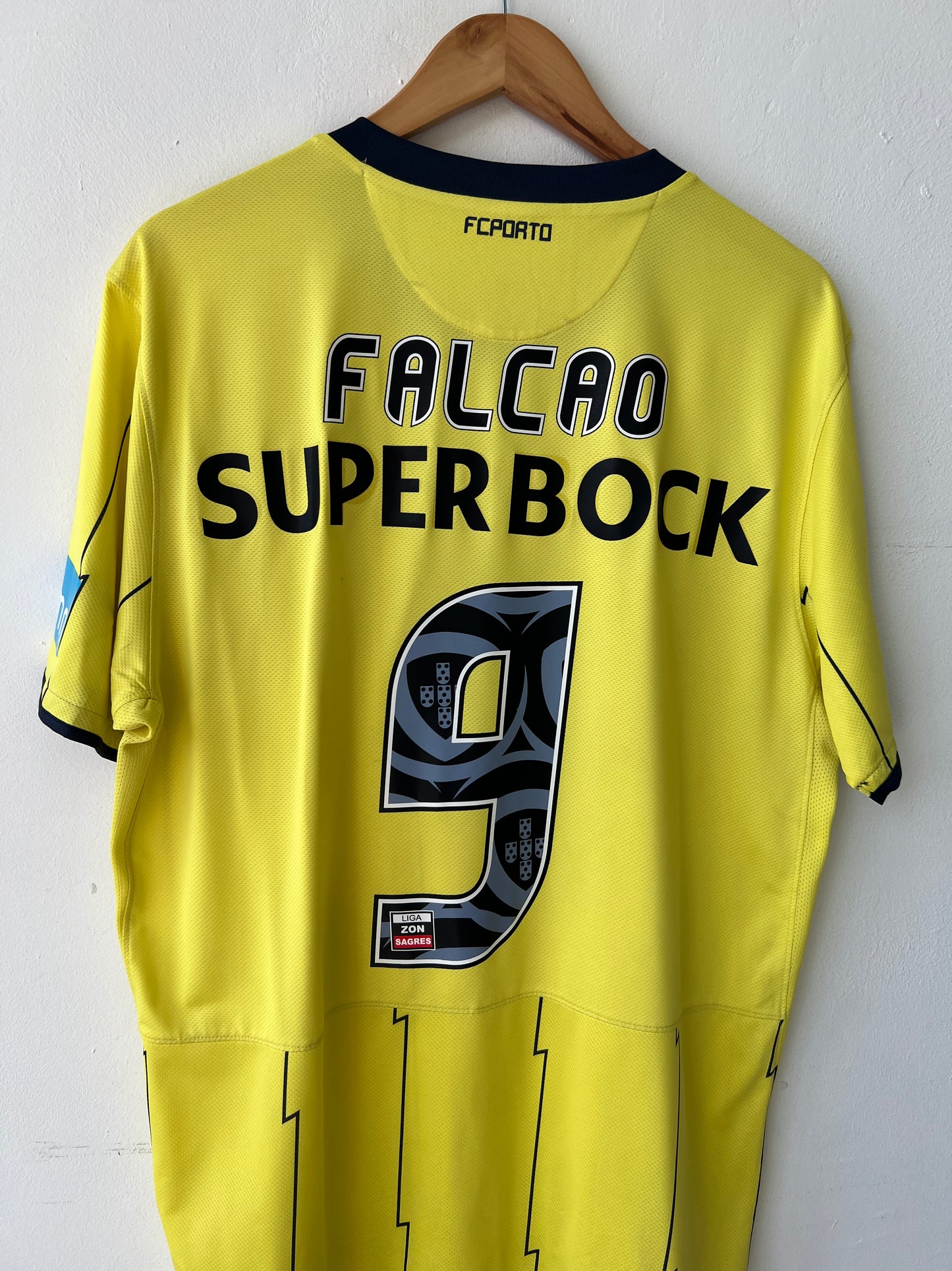 (L) Porto 2010-11 Away Shirt Falcao #9