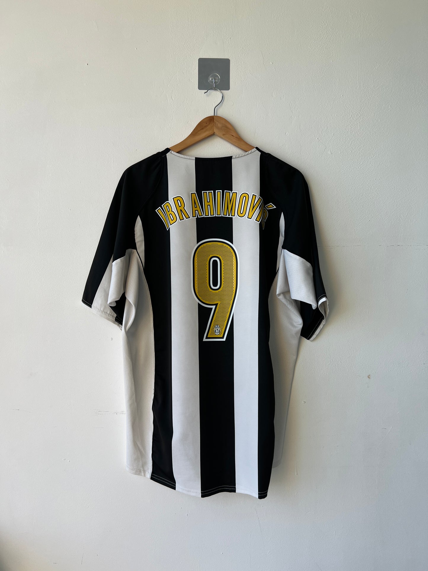 Juventus 2004-05 Home Shirt Ibrahimovic #9 (XL)