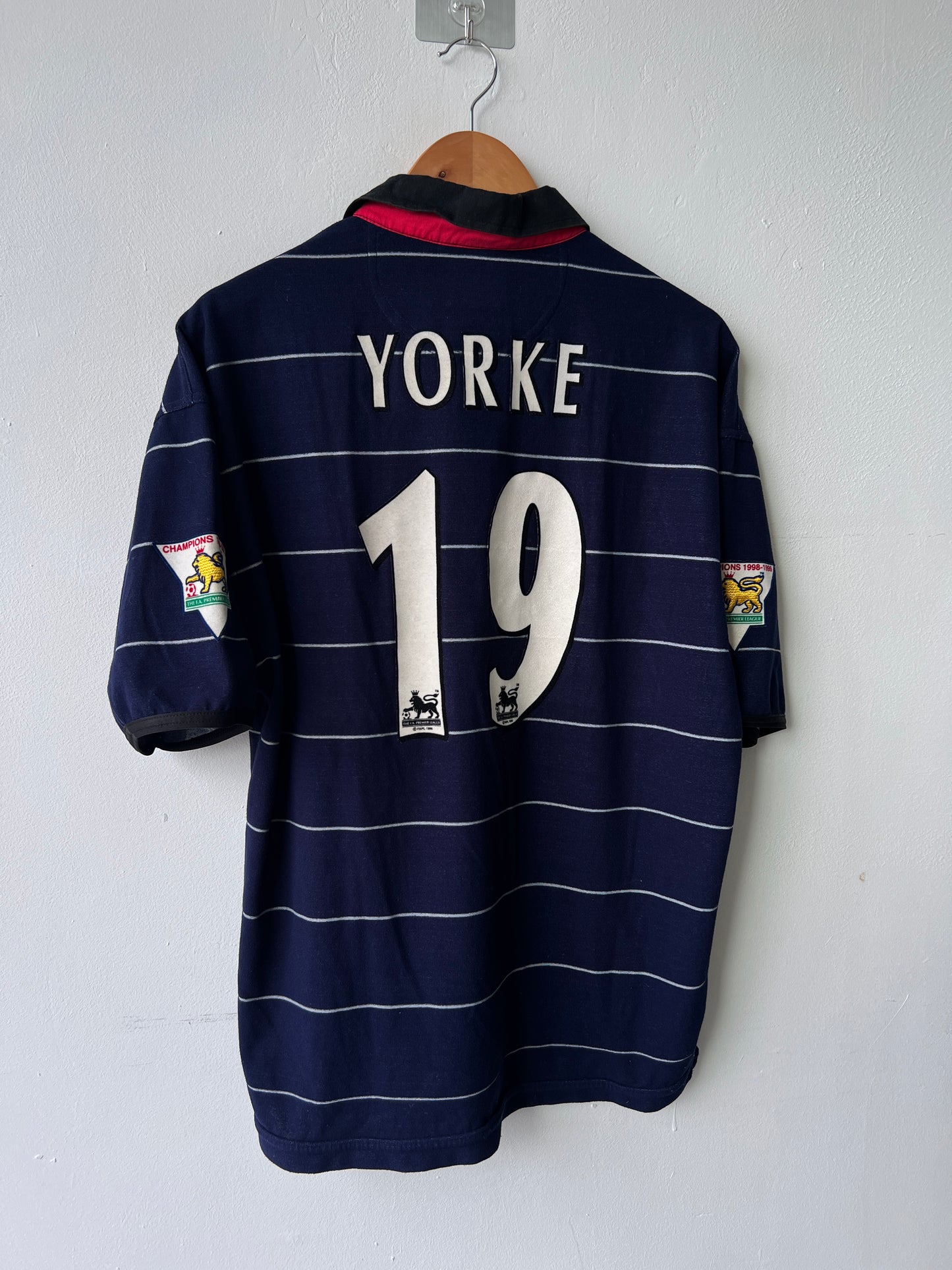 (M fits L) Manchester United 1999-00 Away Shirt Yorke #19