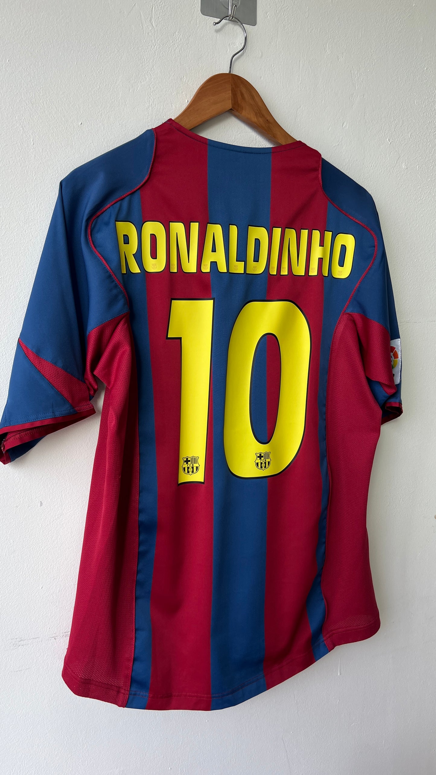 Barcelona 2004-05 Home Shirt Ronaldinho #10 (M)
