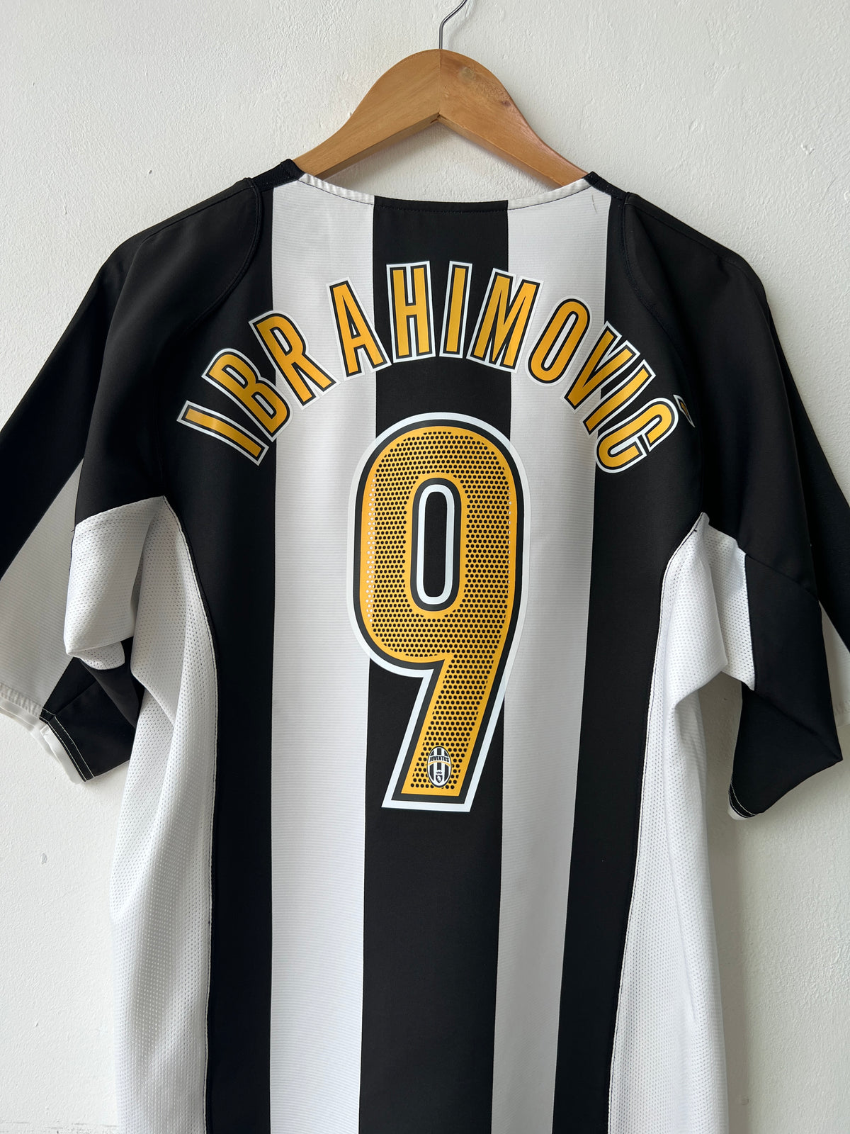 (M) Juventus 2004-05 Home Shirt Ibrahimovic #9