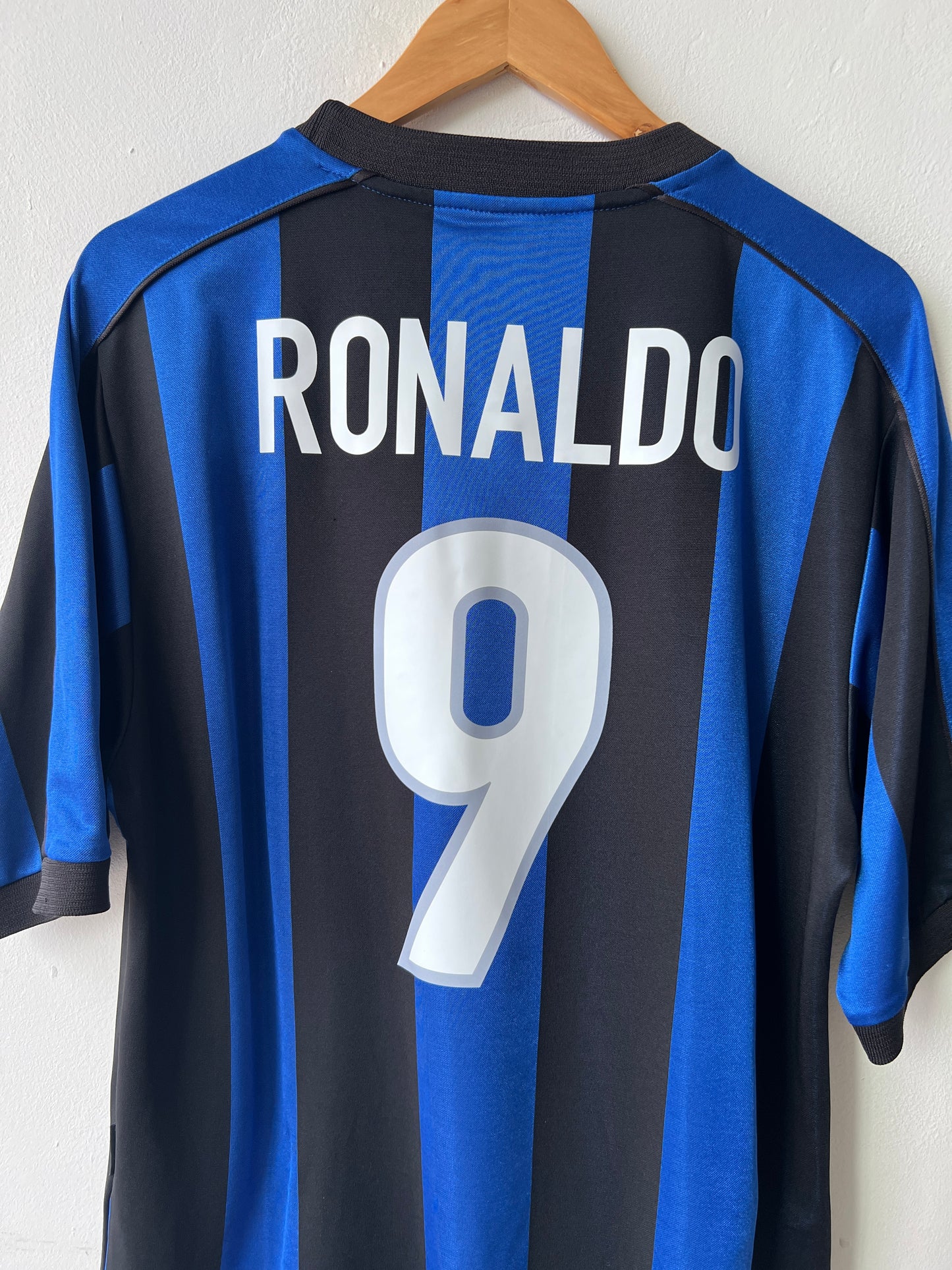 (M fits L) Inter Milan 1999-00 Home Shirt Ronaldo #9