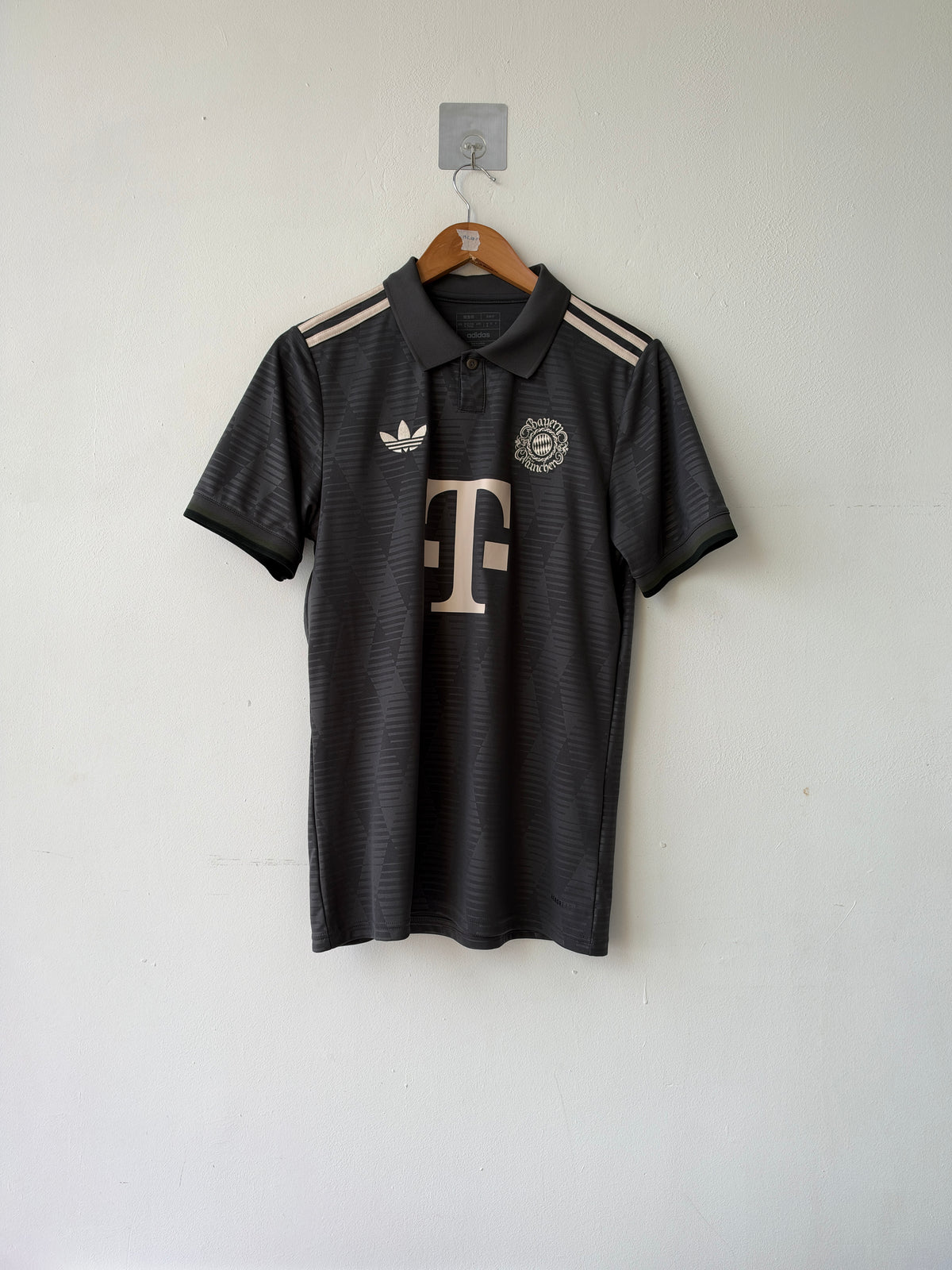 (S/M) Bayern Munich 2024-25 Oktoberfest Shirt Olise #17