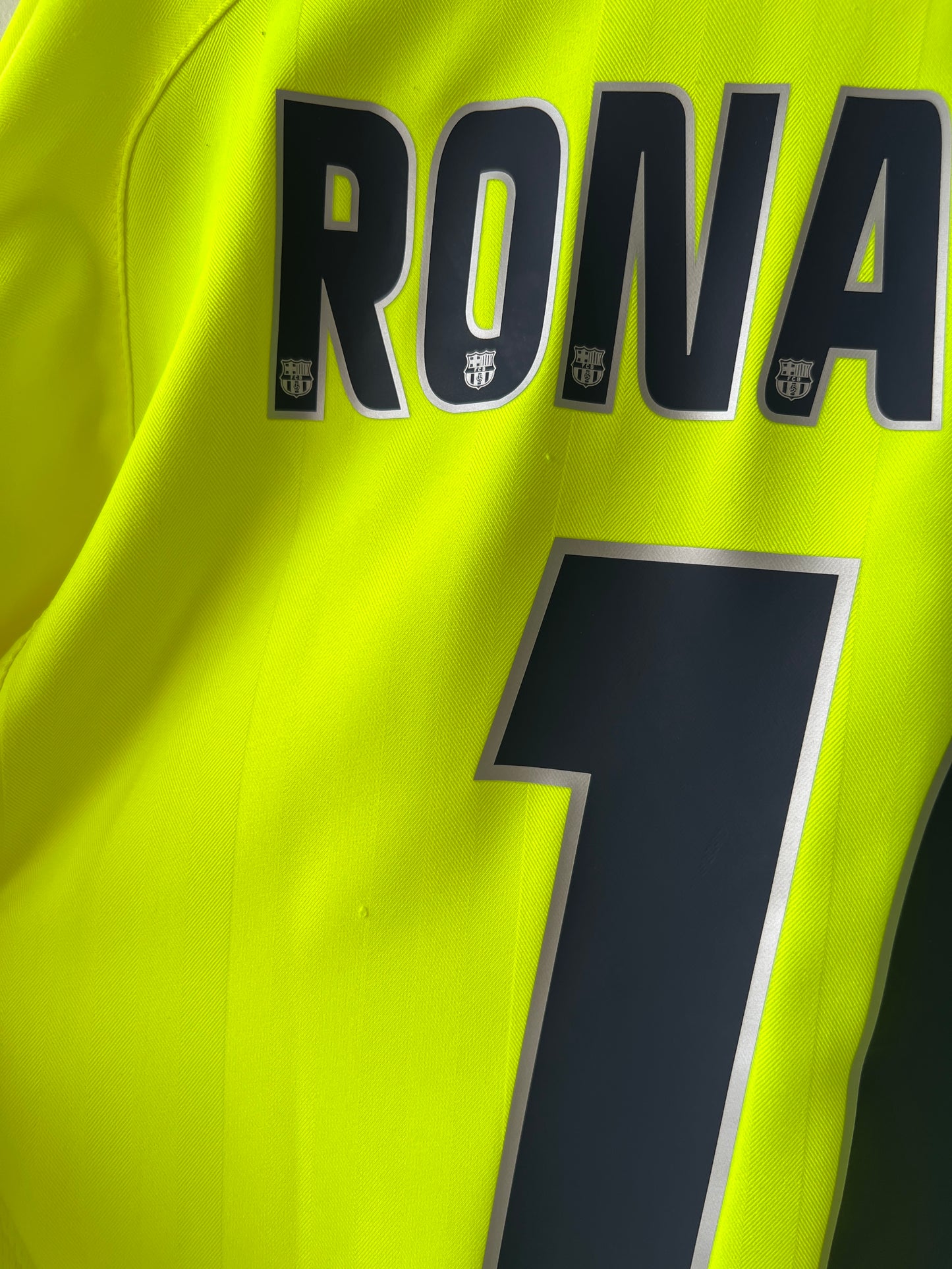 (M) Barcelona 2005-06 Away Shirt Ronaldinho #10