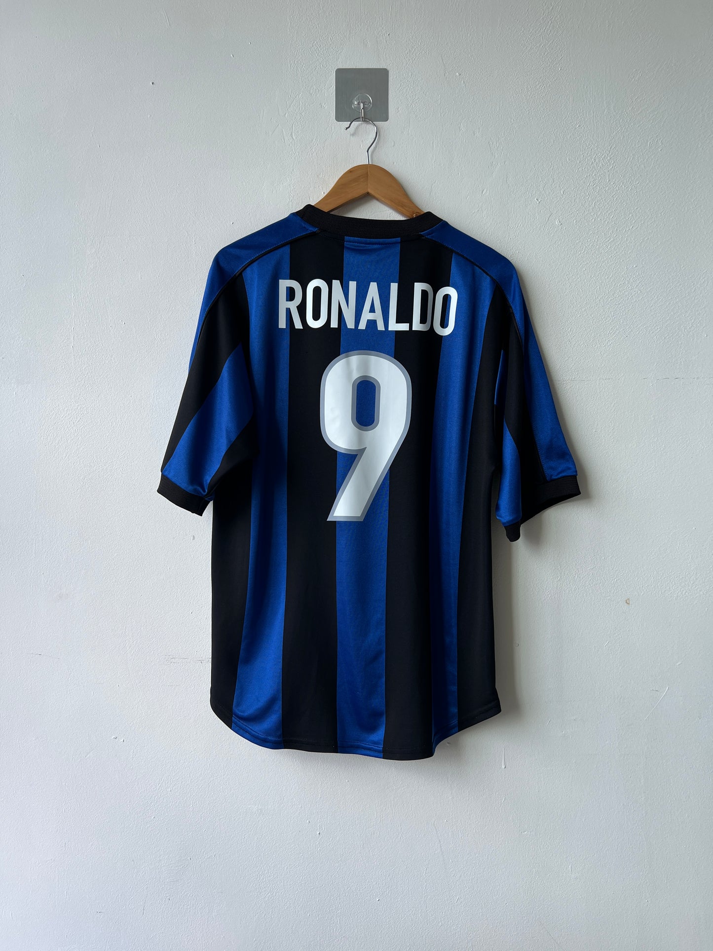 (M fits L) Inter Milan 1999-00 Home Shirt Ronaldo #9