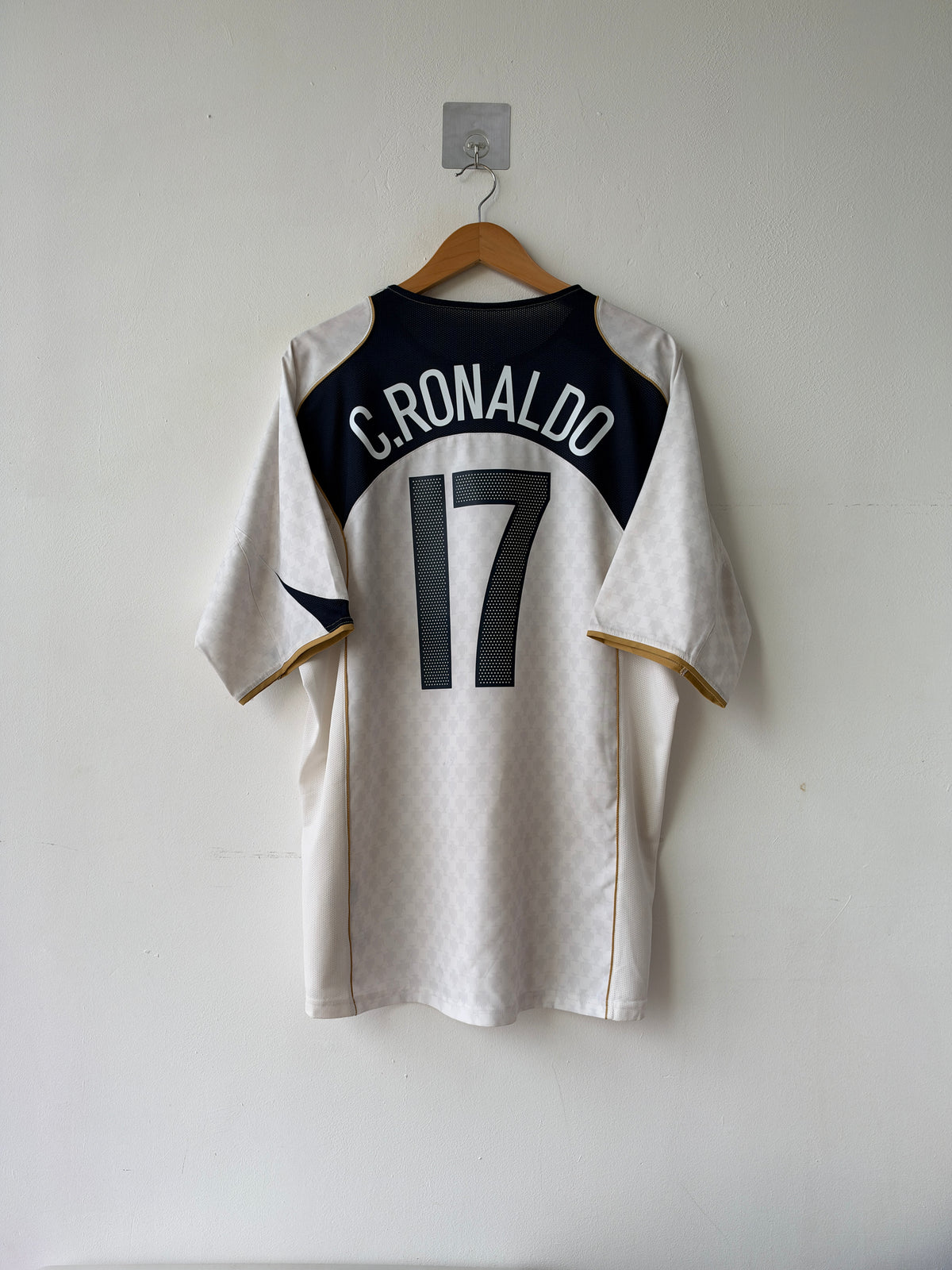 (XL) Portugal 2004-06 Away Shirt C. Ronaldo #17