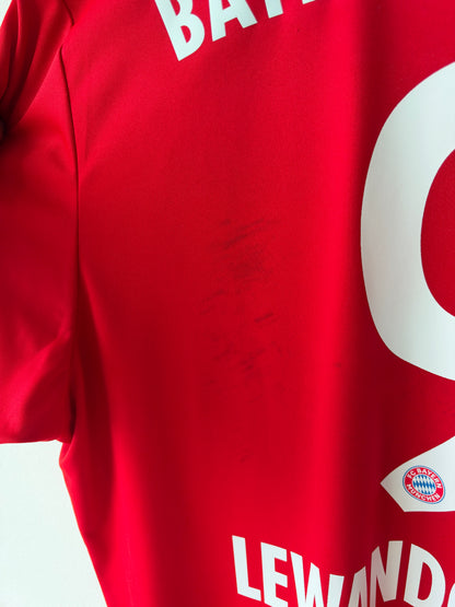 (XL) Bayern 2017-18 Home Shirt Lewandowski #9