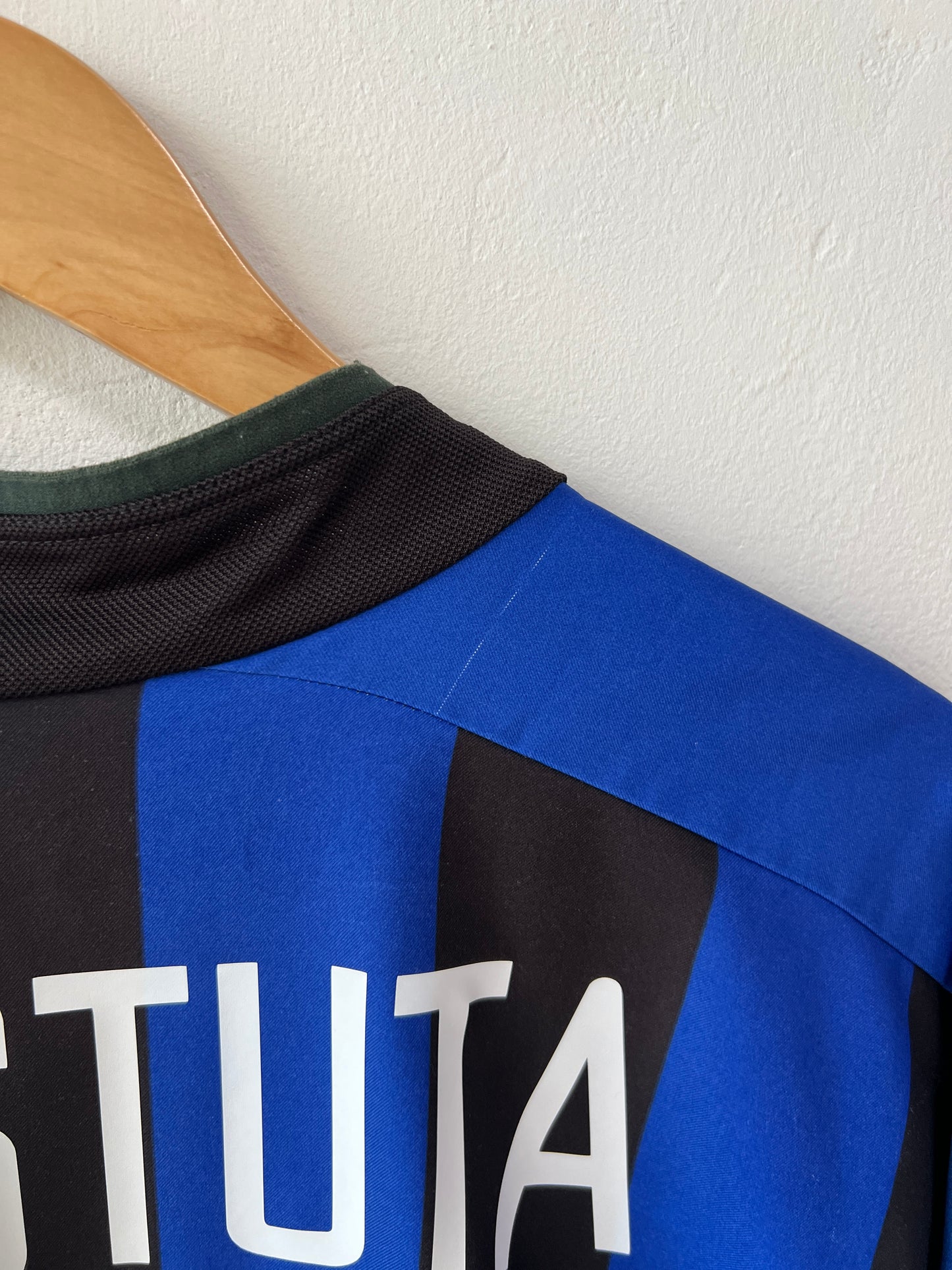 (L fits XL) Inter Milan 2002-03 Home Shirt Batistuta #19