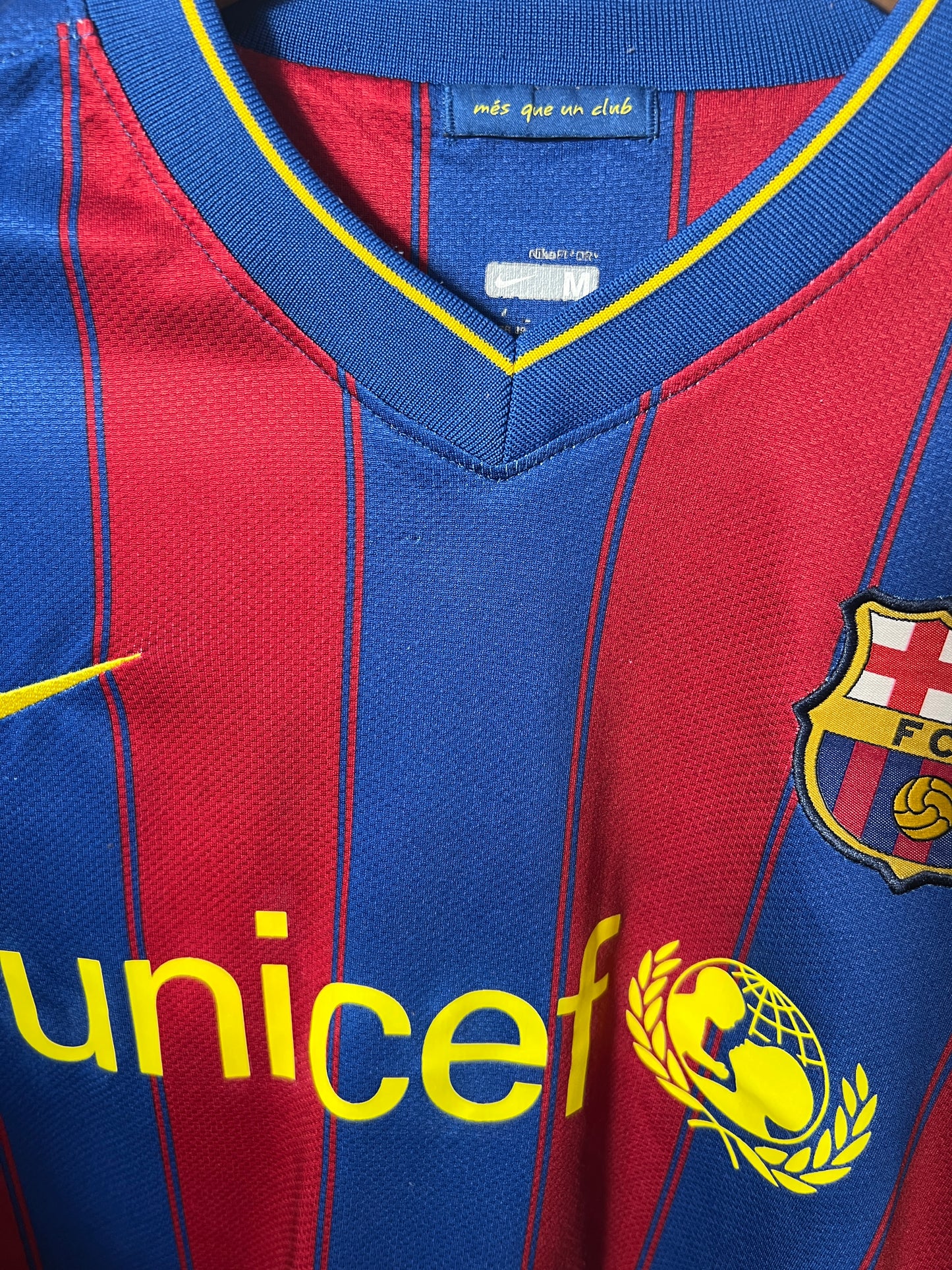 (M) Barcelona 2009-10 Home Shirt A. Iniesta #8