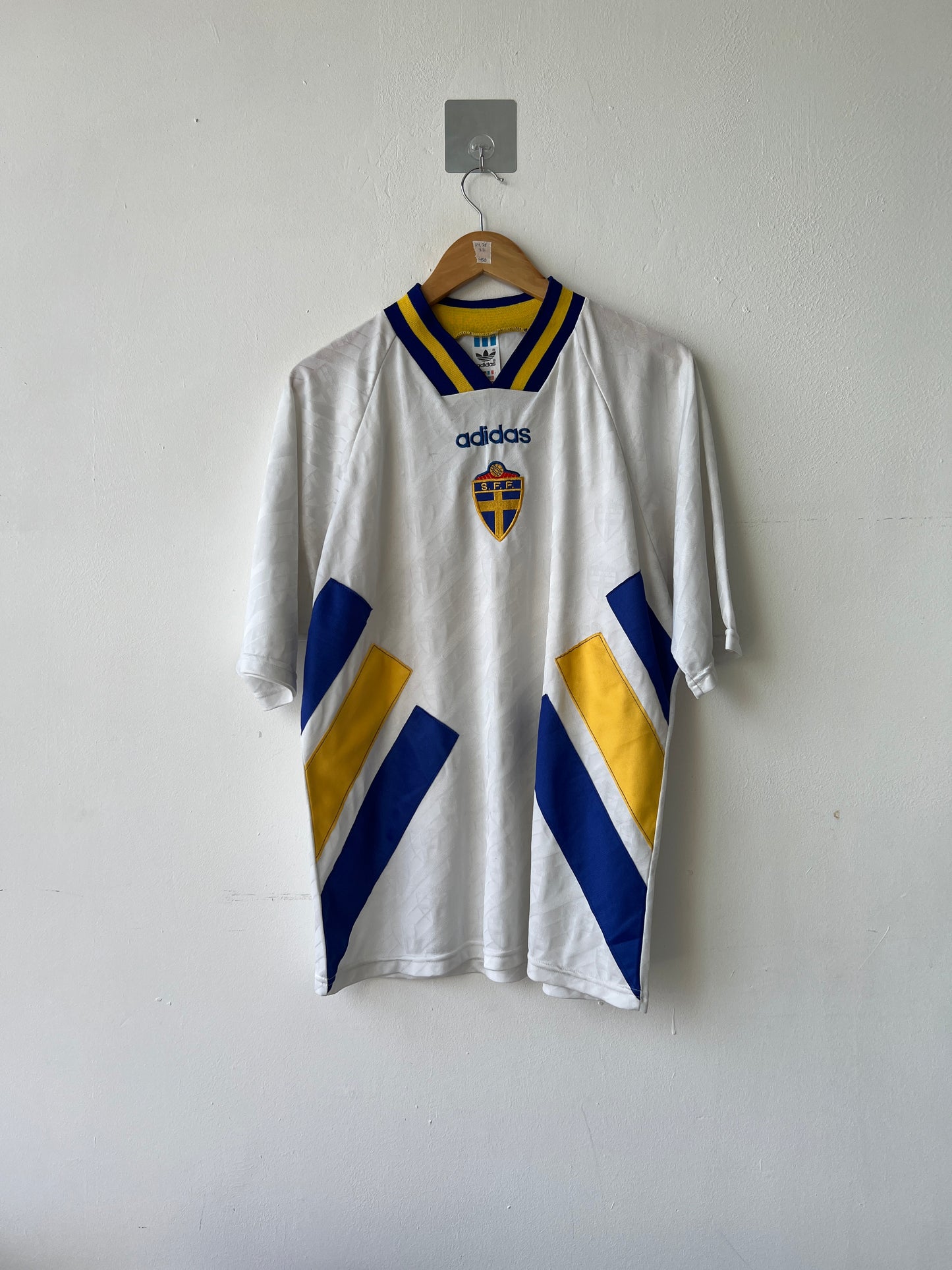 (L) Sweden 1994-96 Away Shirt