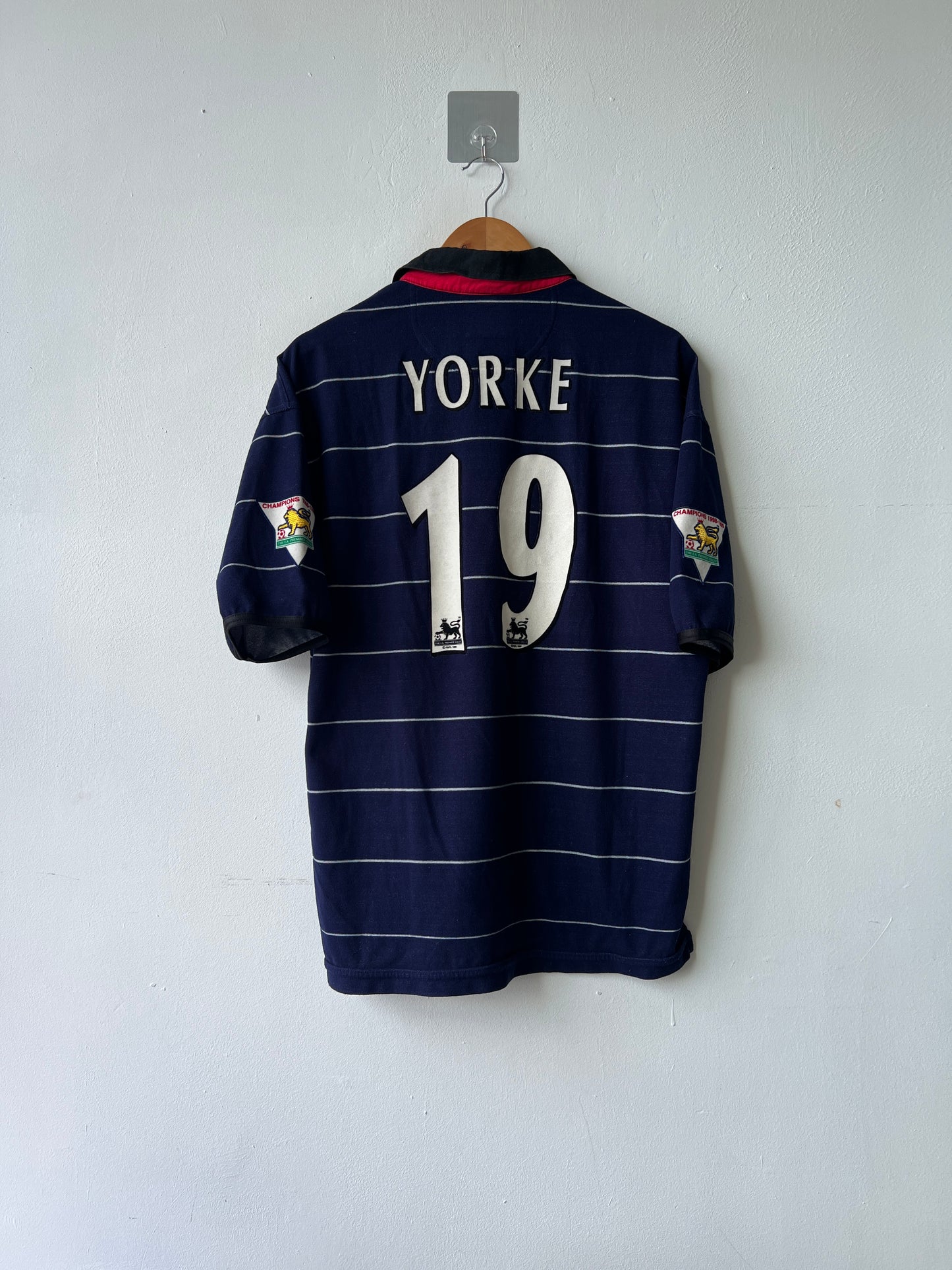 (M fits L) Manchester United 1999-00 Away Shirt Yorke #19
