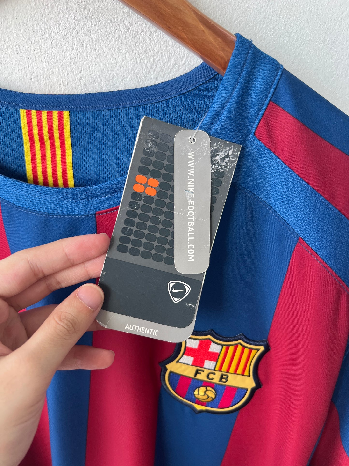 (XL) Barcelona 2005-06 Home Shirt Ronaldinho #10 (NEW)