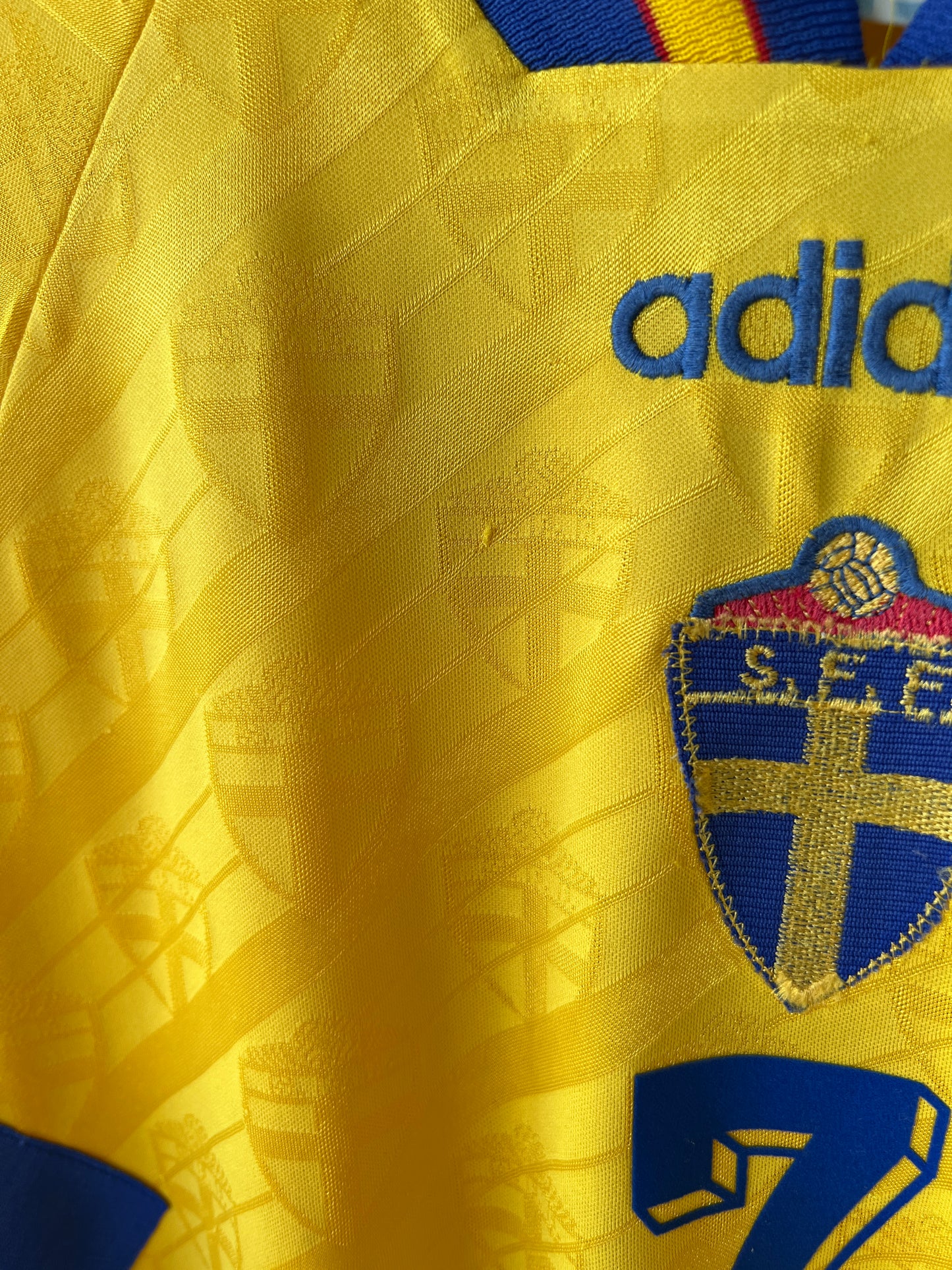 (M) Sweden 1994-96 Home Shirt Larsson #7