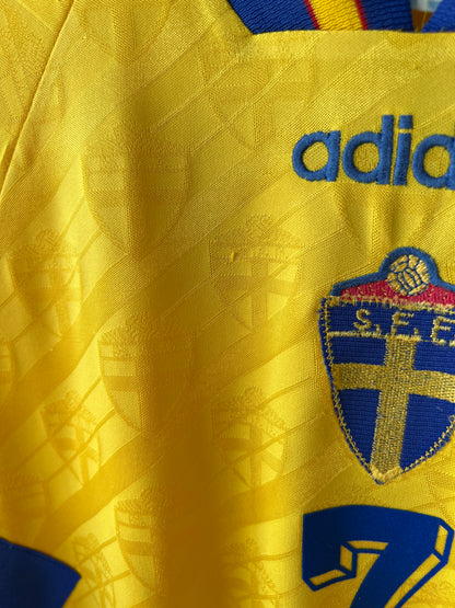 (M) Sweden 1994-96 Home Shirt Larsson #7