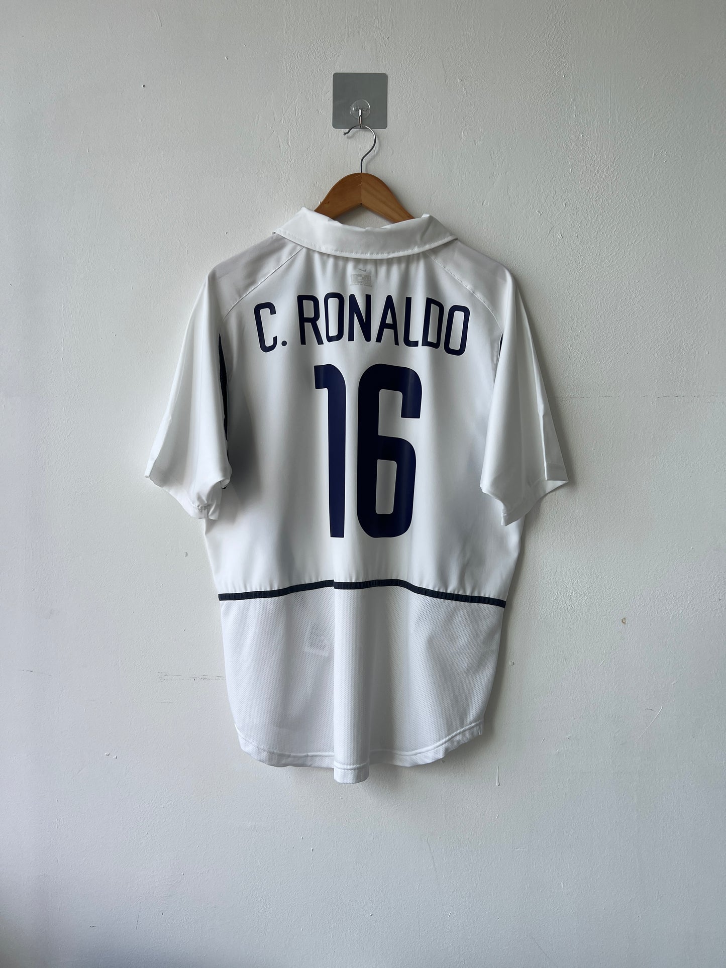 (L) Portugal 2002-04 Away Shirt C. Ronaldo #16