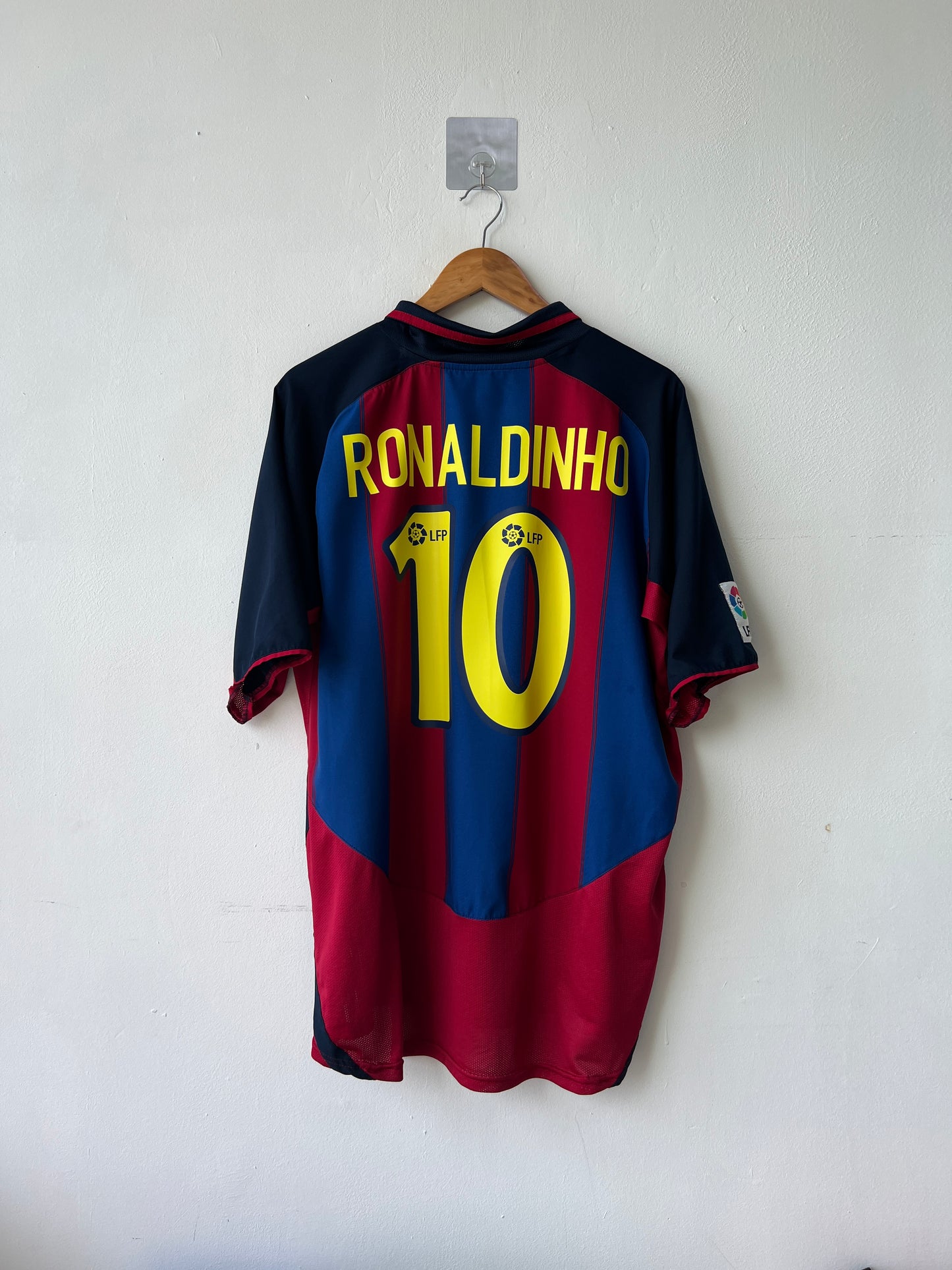 (XL) Barcelona 2003-04 Home Shirt Ronaldinho #10