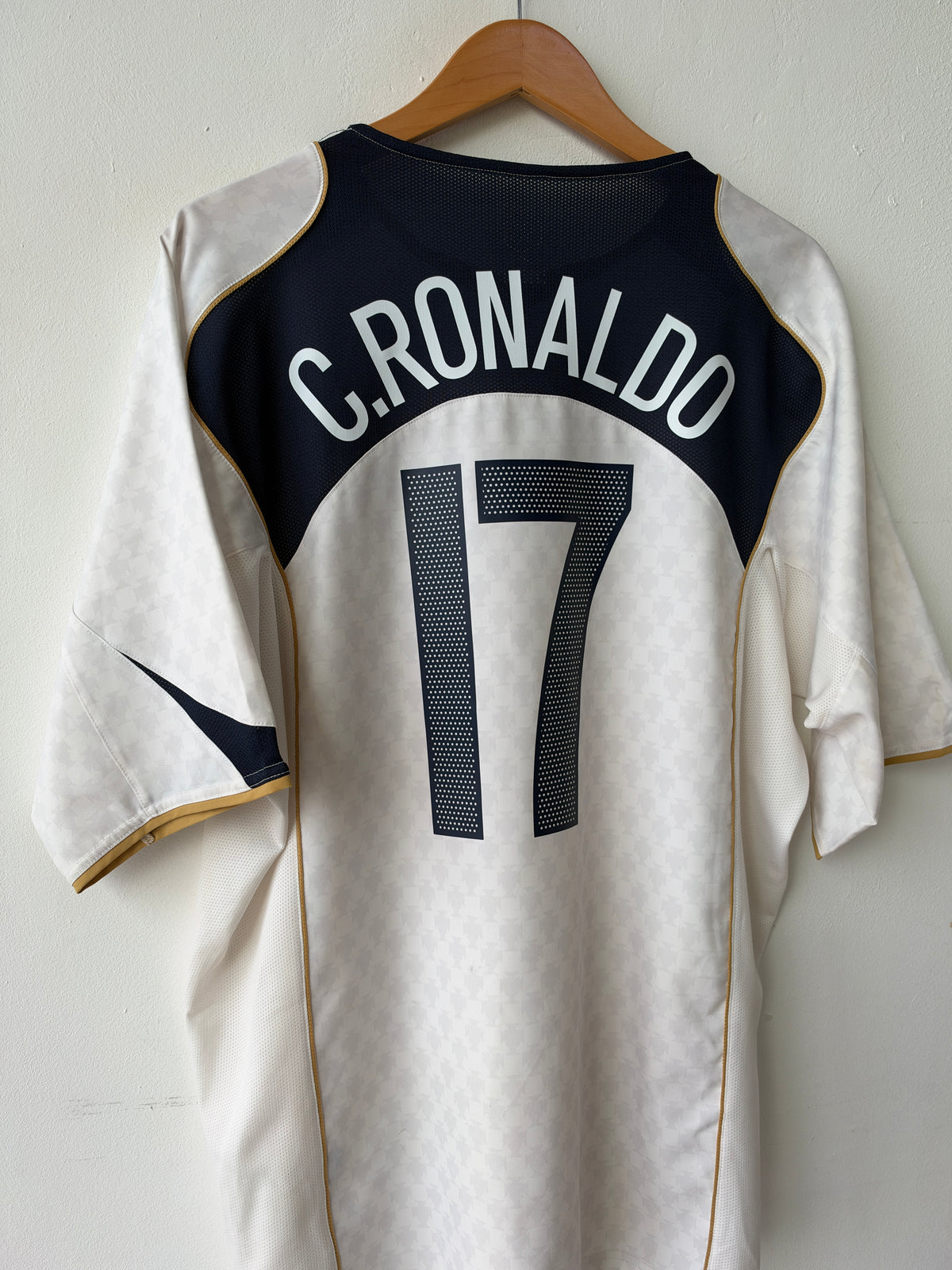(XL) Portugal 2004-06 Away Shirt C. Ronaldo #17