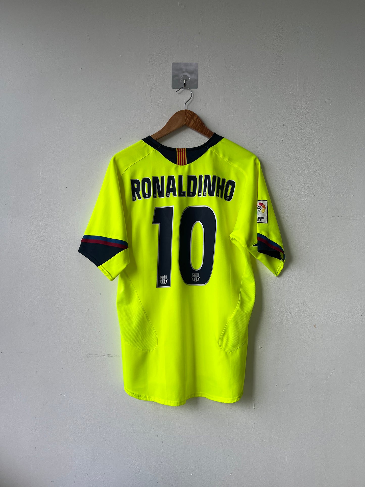 (M) Barcelona 2005-06 Away Shirt Ronaldinho #10