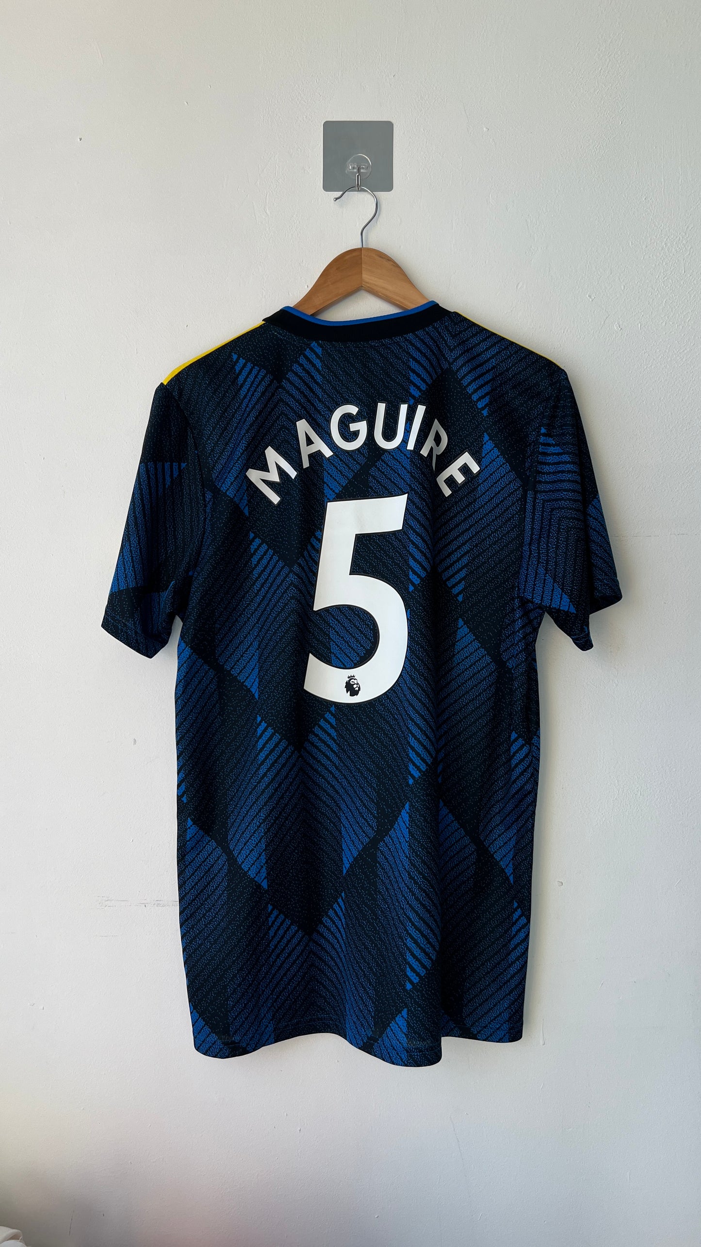 Manchester United 2021-22 Third Shirt Maguire #5 (L)