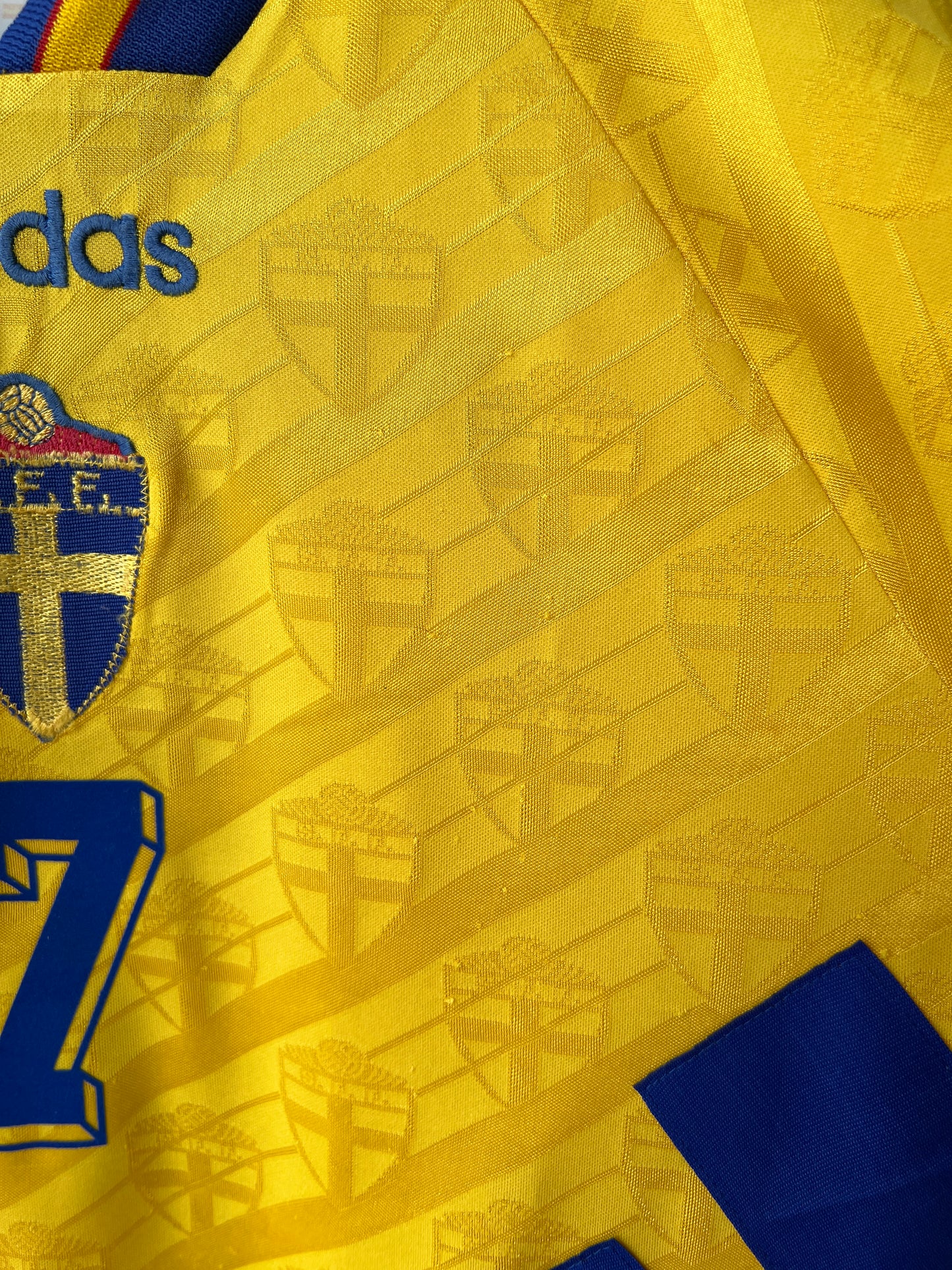 (M) Sweden 1994-96 Home Shirt Larsson #7