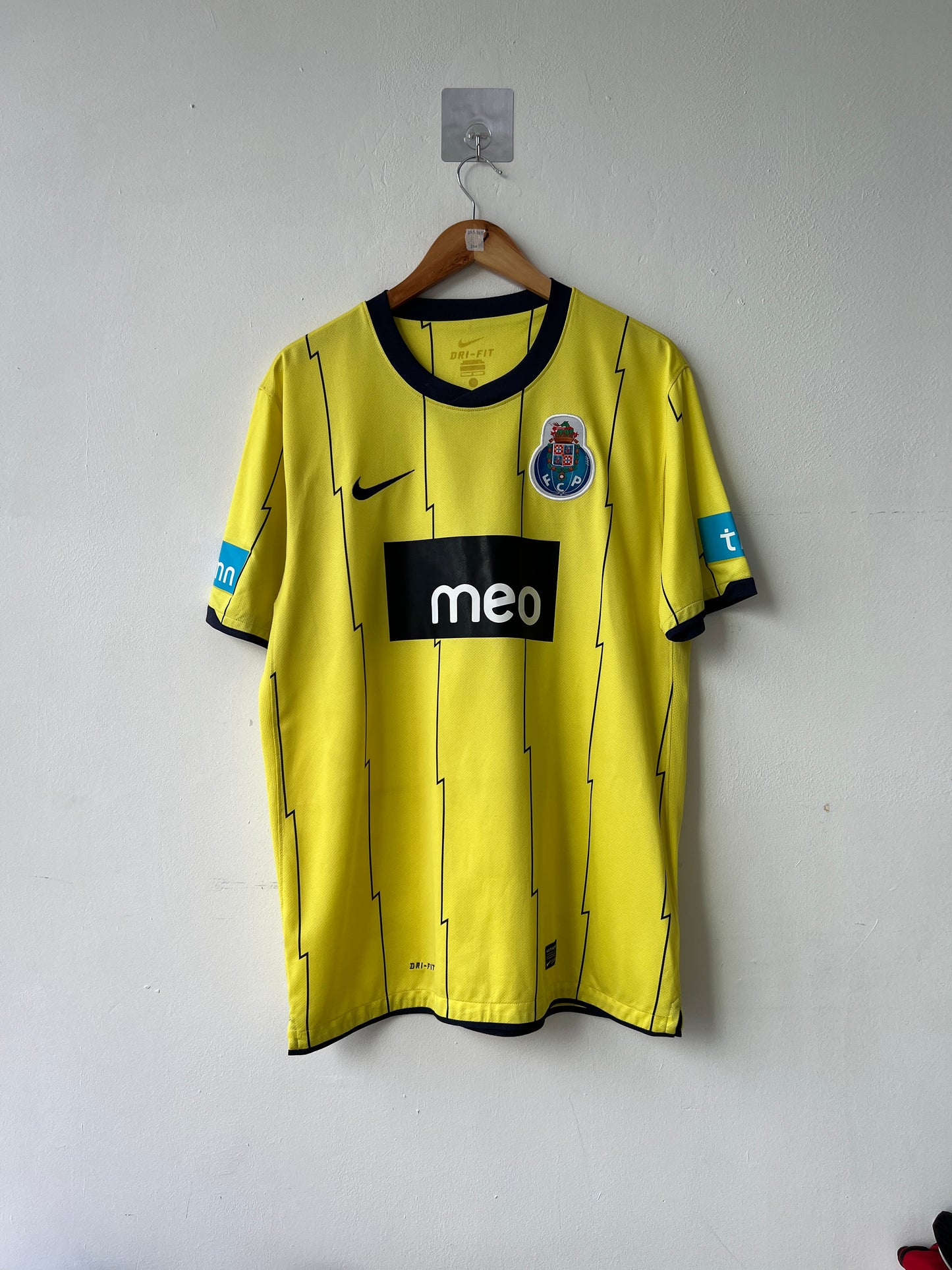(L) Porto 2010-11 Away Shirt Falcao #9