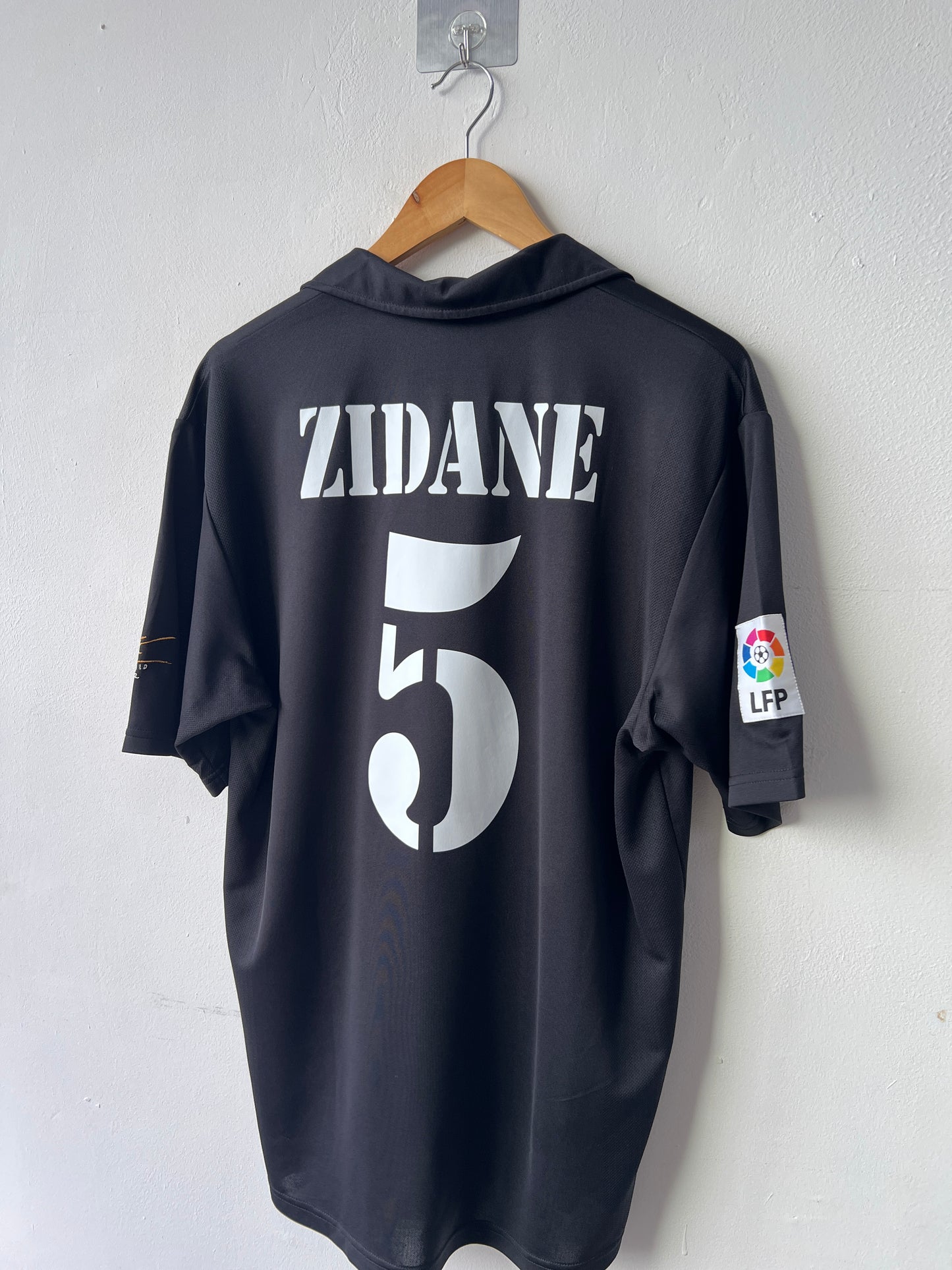 (M fits L) Real Madrid 2002-03 Away Shirt Zidane #5