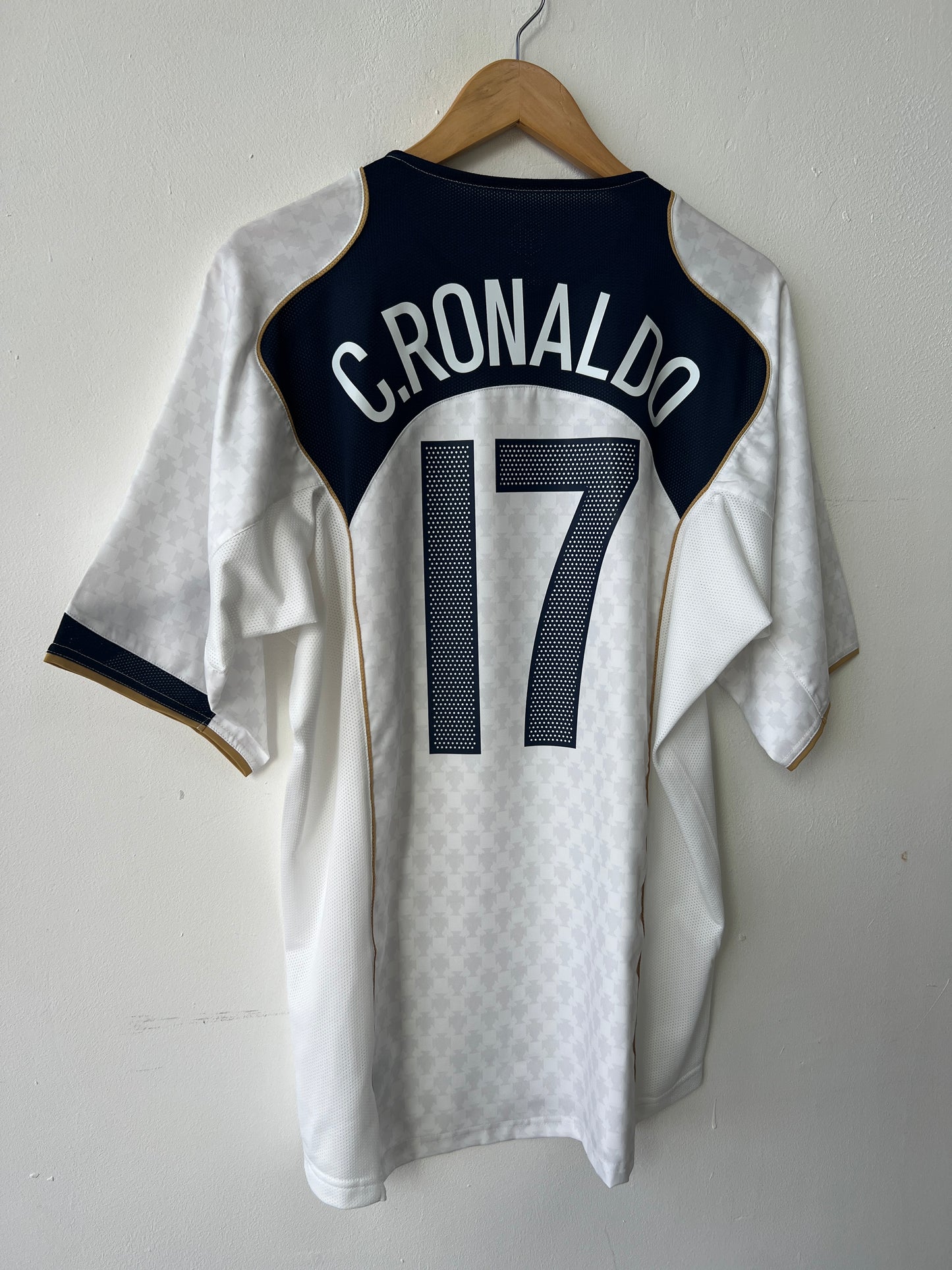 (L) Portugal 2004-06 Away Shirt C. Ronaldo #17