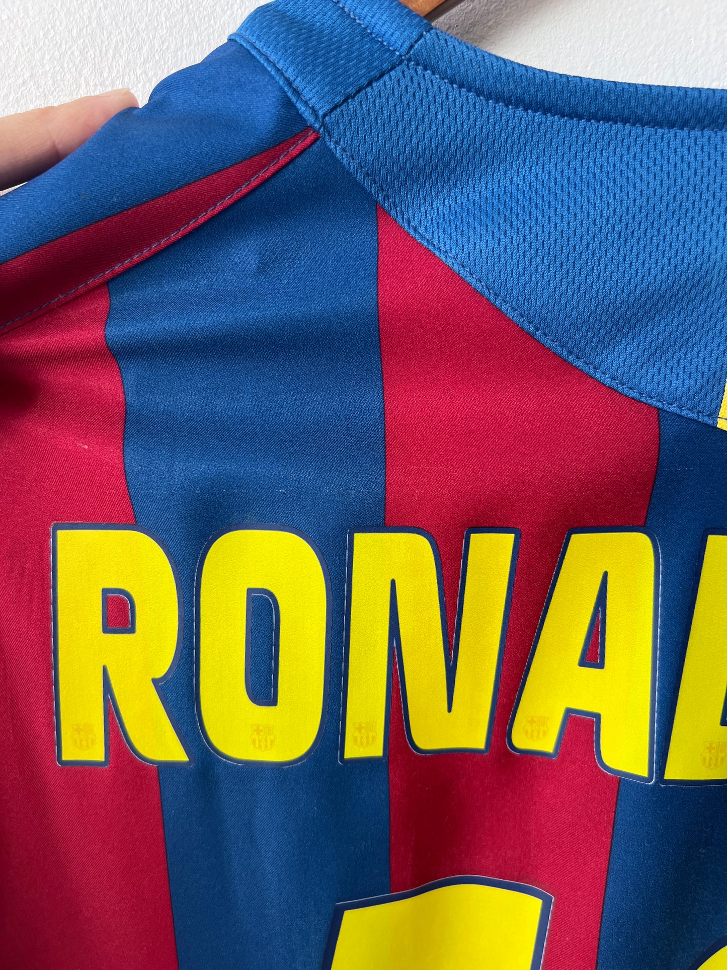 (XL) Barcelona 2005-06 Home Shirt Ronaldinho #10 (NEW)