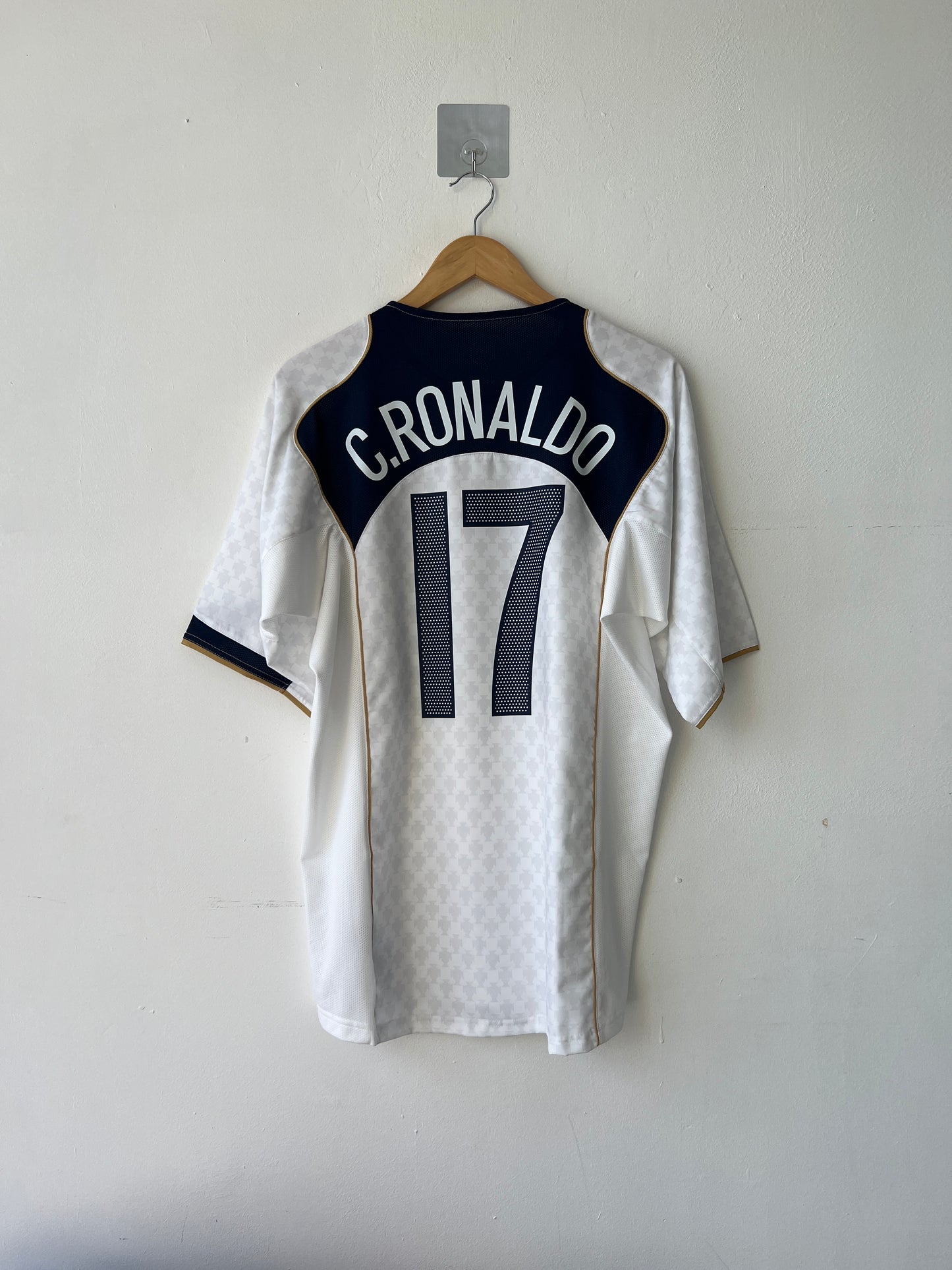 (L) Portugal 2004-06 Away Shirt C. Ronaldo #17