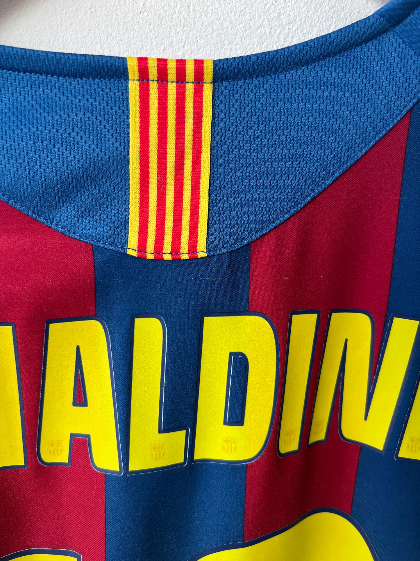 (XL) Barcelona 2005-06 Home Shirt Ronaldinho #10 (NEW)