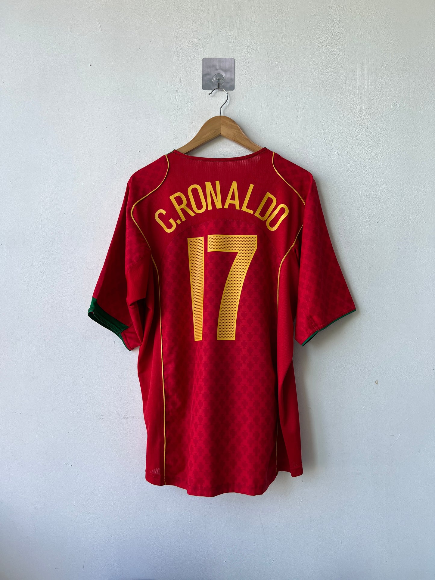 (XL) Portugal 2004-06 Home Shirt C. Ronaldo #17