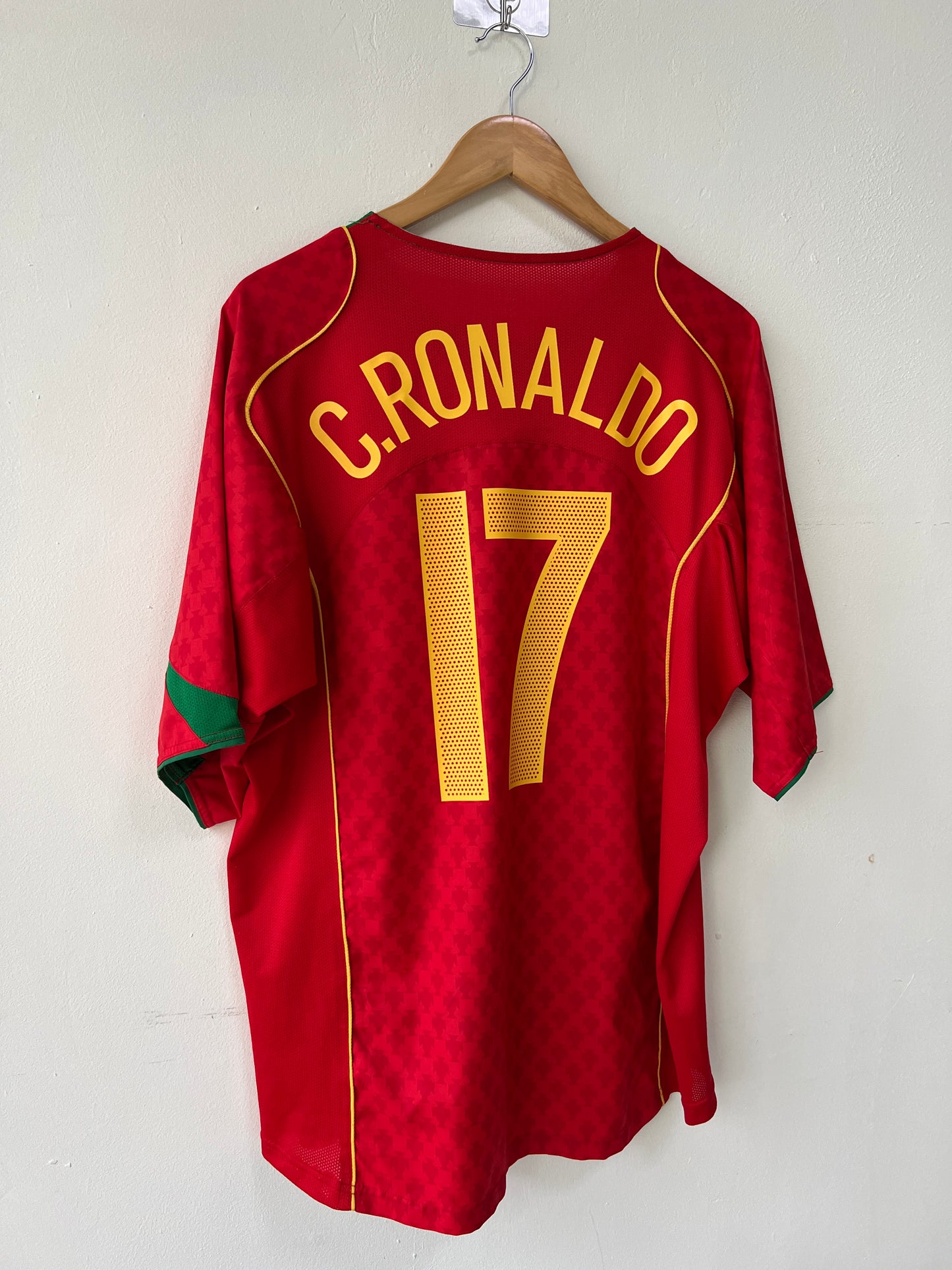 (XL) Portugal 2004-06 Home Shirt C. Ronaldo #17