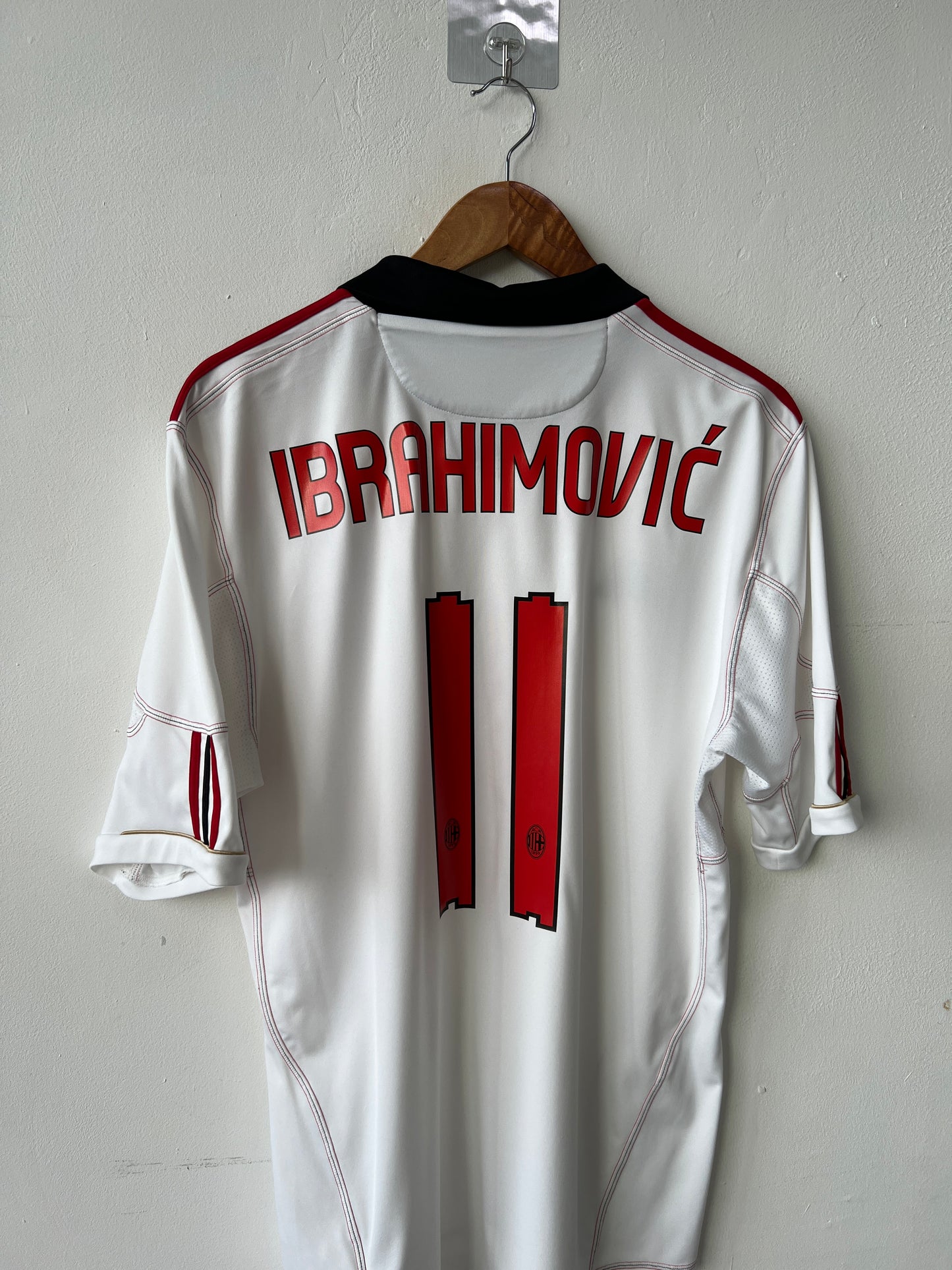 (L) AC Milan 2010-11 Away Shirt Ibrahimovic #11