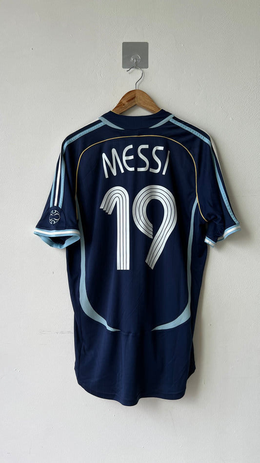 Argentina 2006-08 Away Shirt Messi #19 (L/XL)