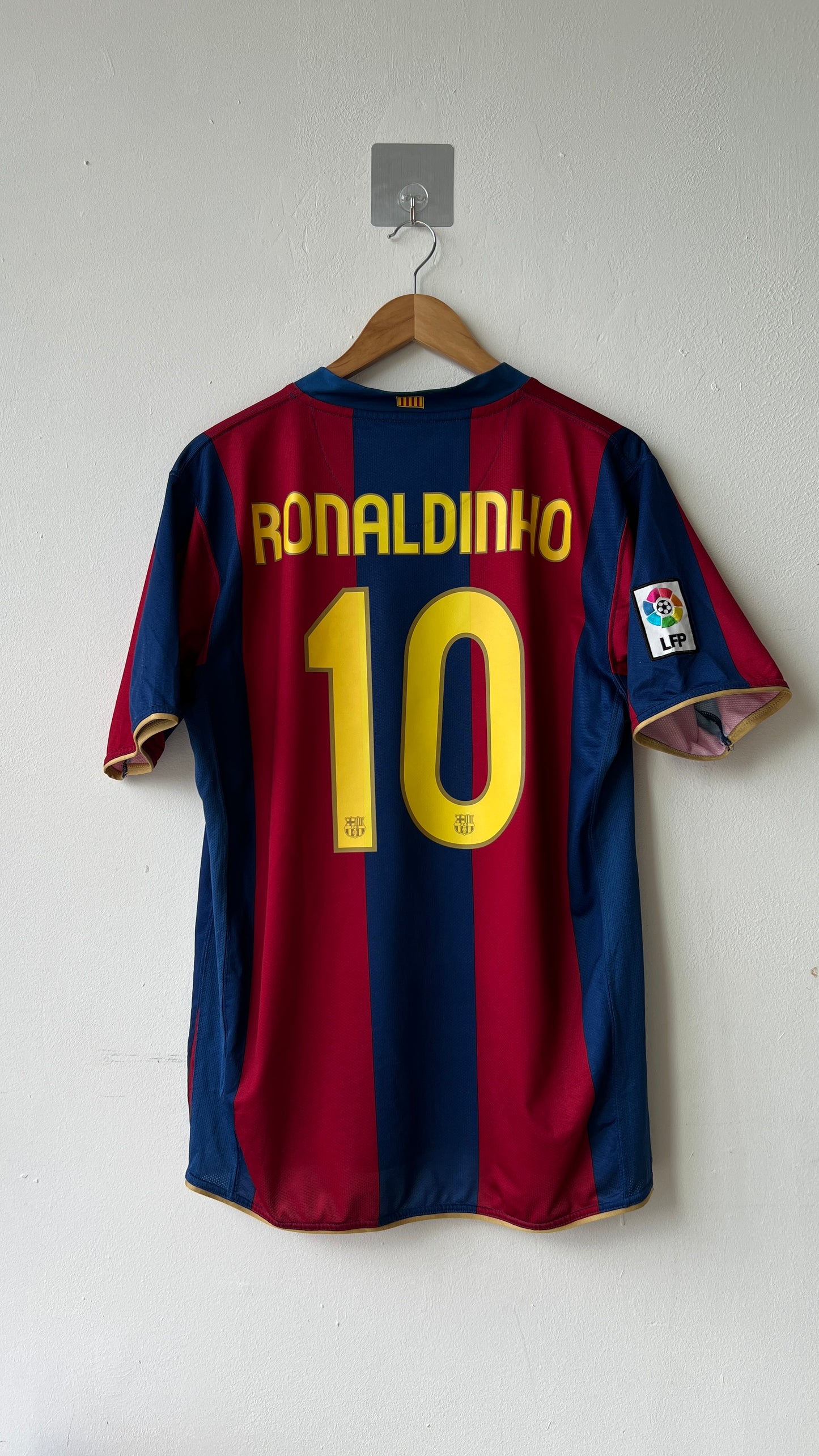 Barcelona 2007 2008 home shirt with a ronaldinho nameset-237741 nike-back view