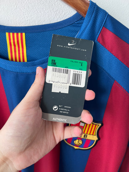 (XL) Barcelona 2005-06 Home Shirt Ronaldinho #10 (NEW)
