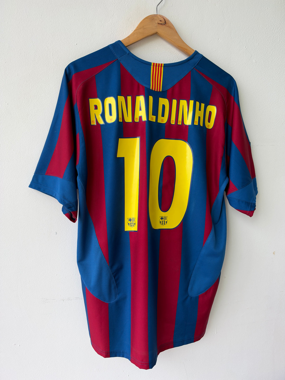 (M) Barcelona 2005-06 Home Shirt Ronaldinho #10
