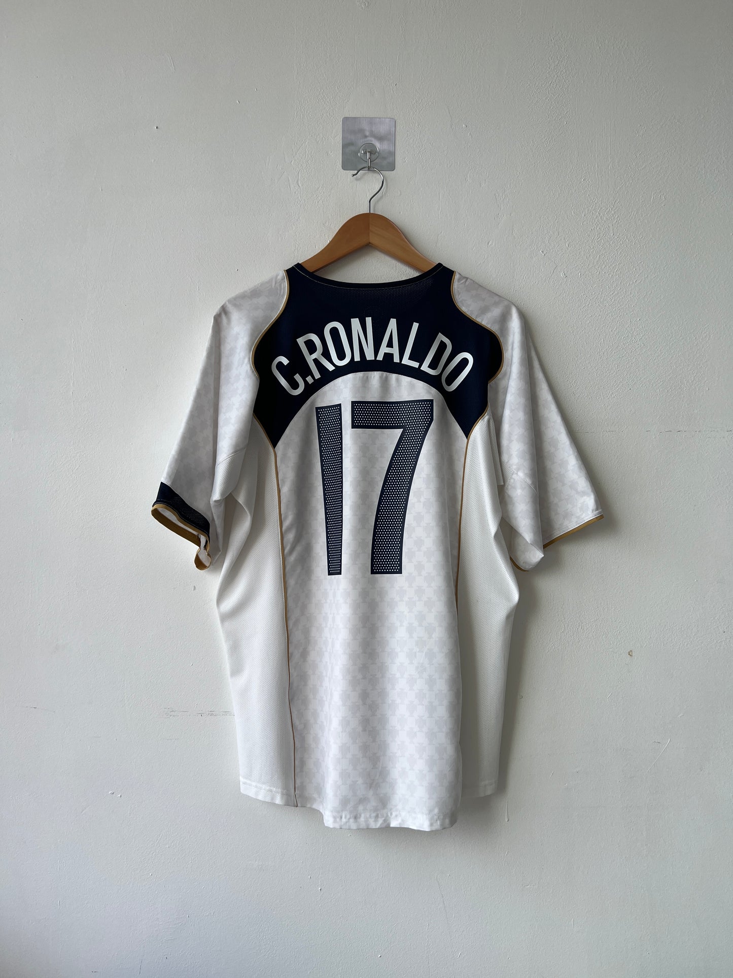 (L) Portugal 2004-06 Away Shirt C. Ronaldo #17