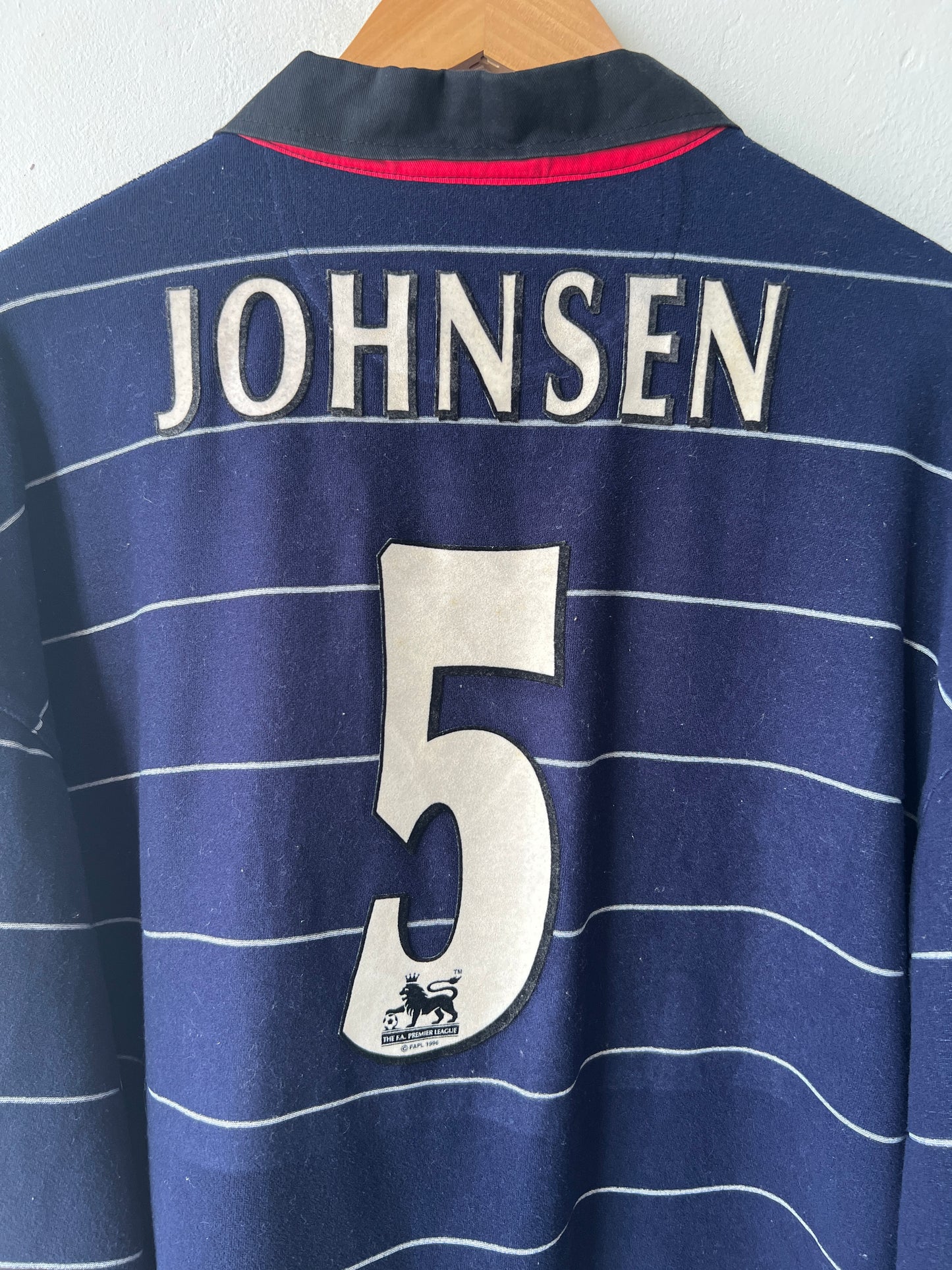 (L fits XL) Manchester United 1999-00 Away Long Sleeve Shirt Johnsen #5