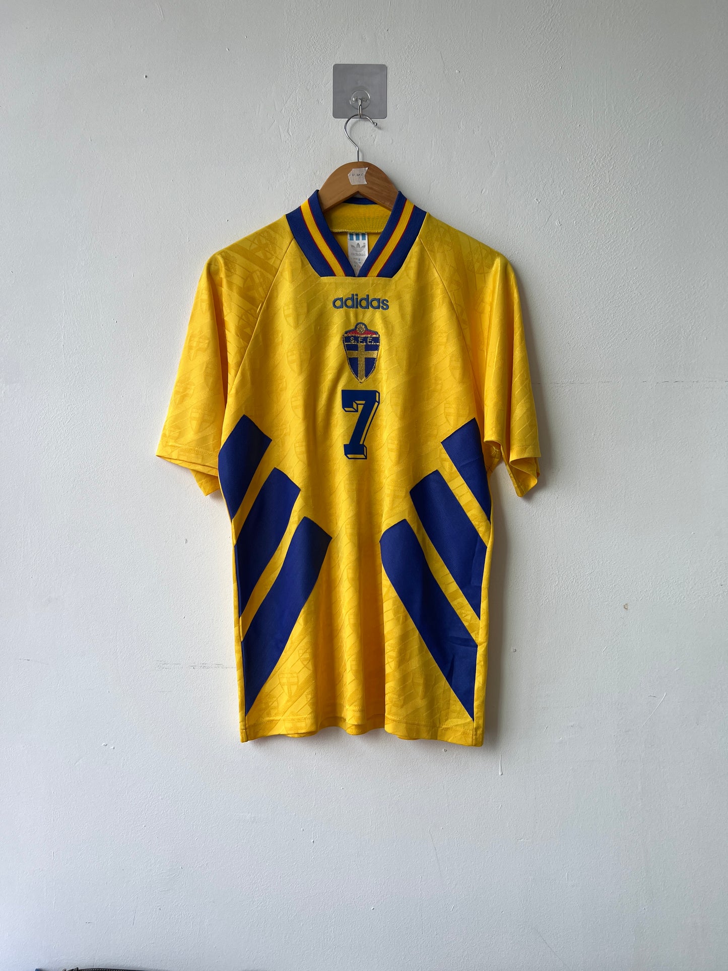 (M) Sweden 1994-96 Home Shirt Larsson #7