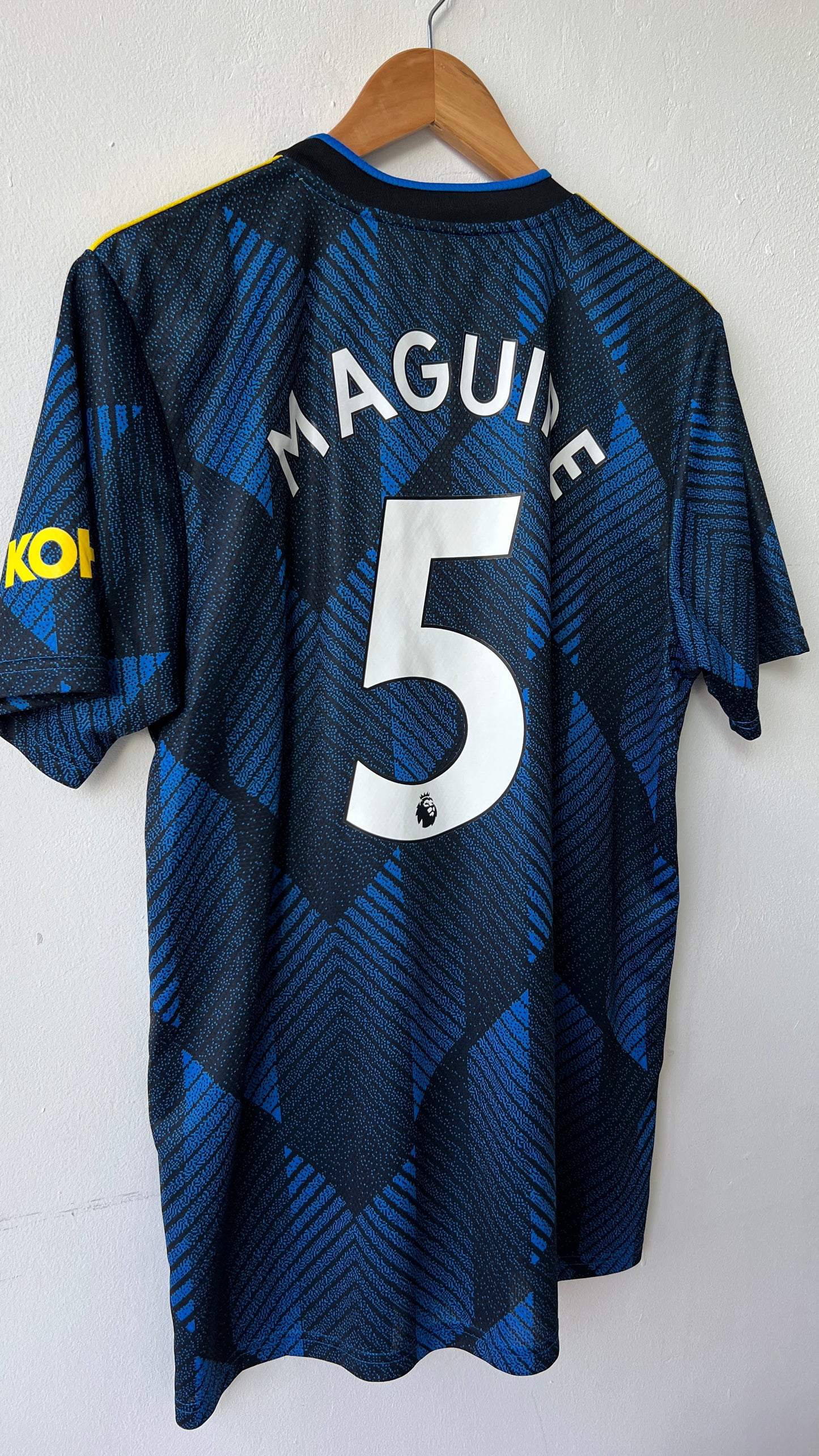 Manchester United 2021-22 Third Shirt Maguire #5 (L)
