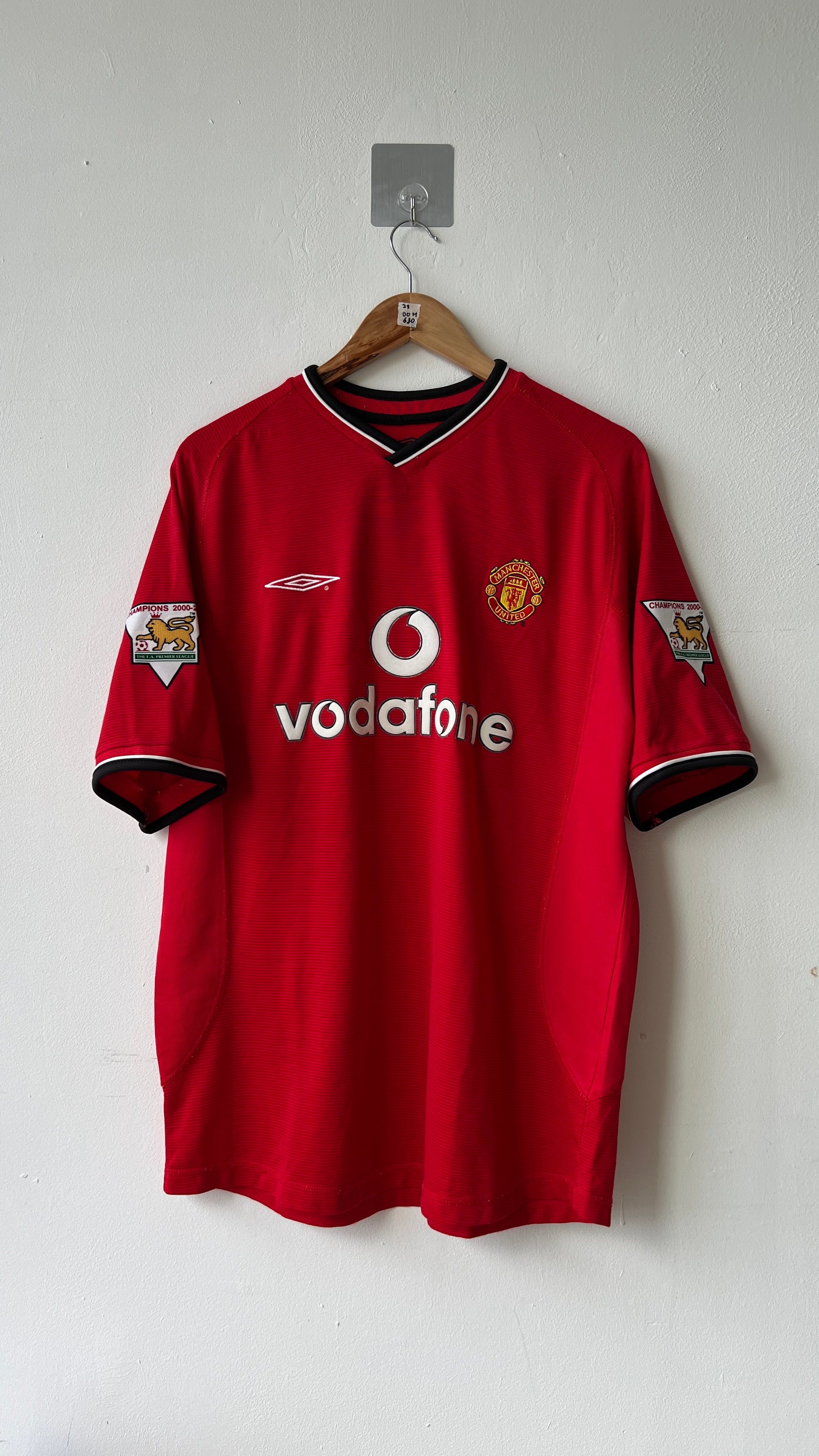 Manchester united 2000 2001 home shirt with a van nistelrooy nameset-front view