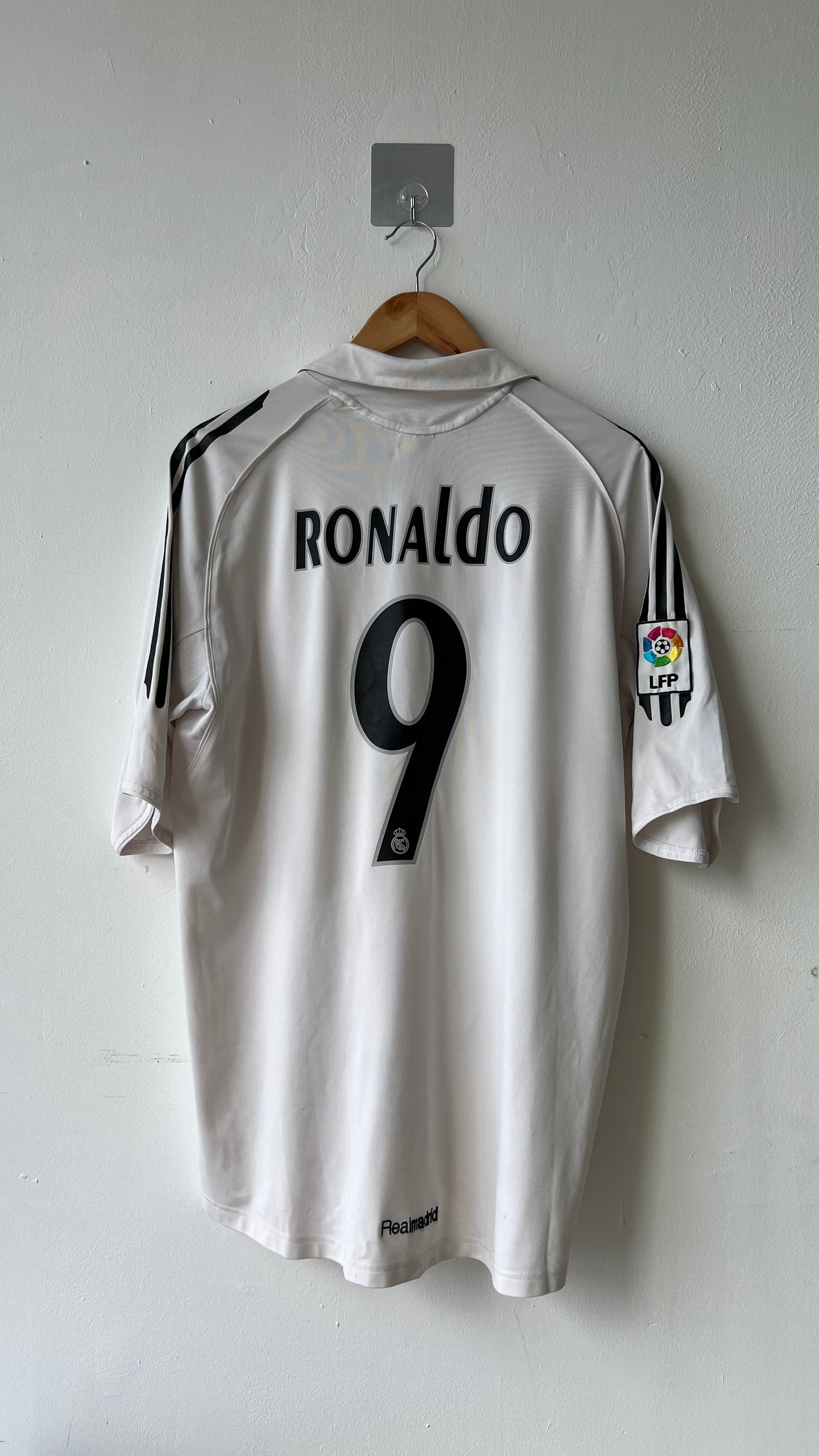 Real madrid 2005 2006 home shirt with a ronaldo nazario nameset-984338 adidas-back view